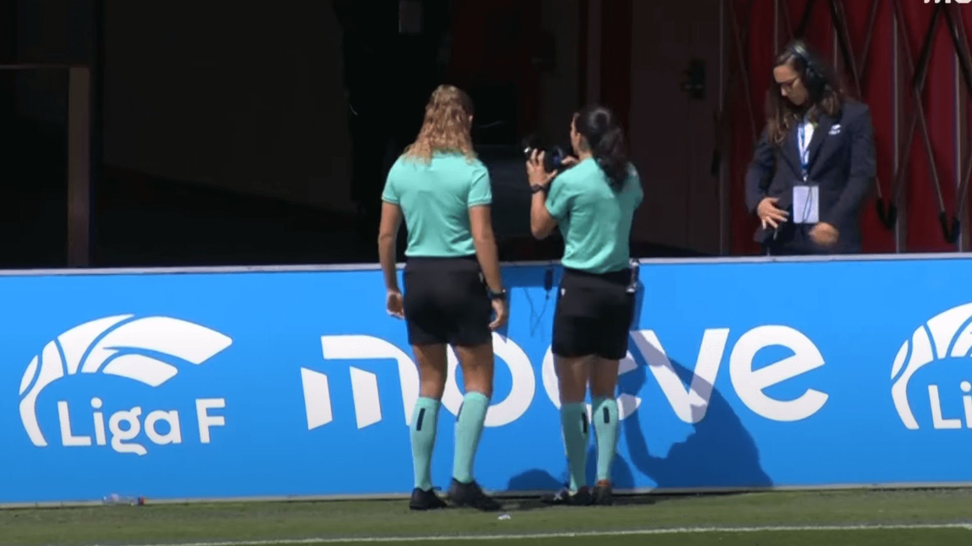 Las árbitras consultan el VAR en un partido de la Liga F.