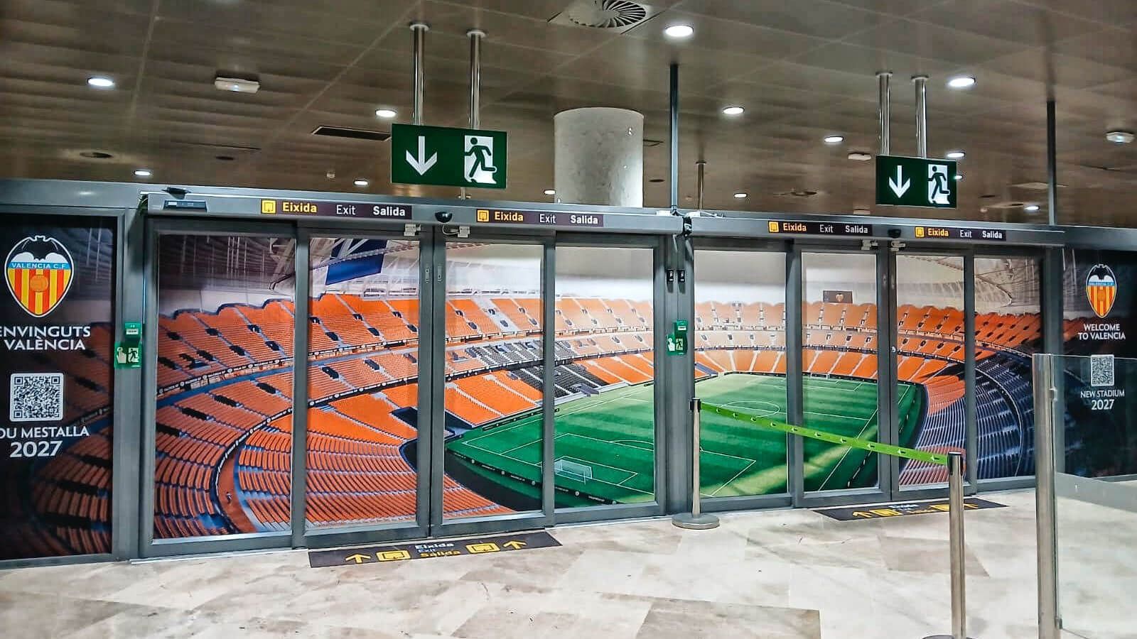  Las puertas del Aeropuerto de Manises con el Nou Mestalla
