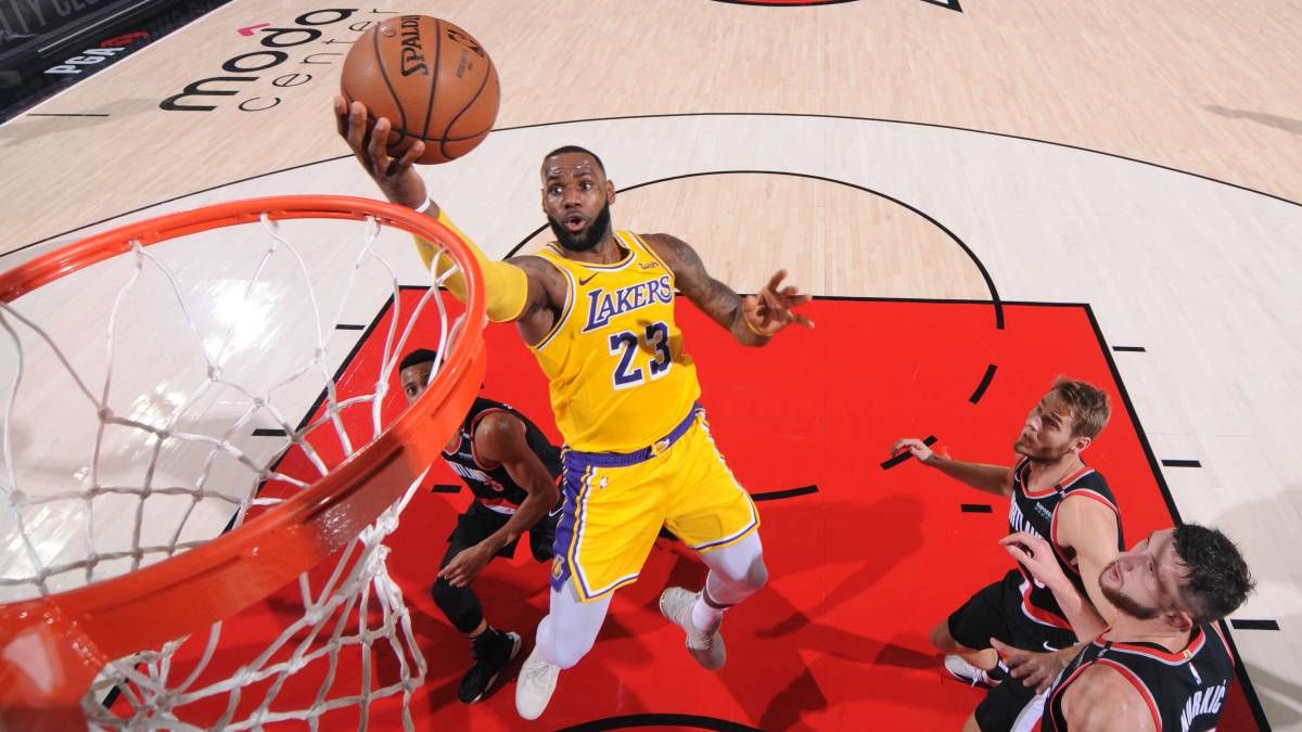  LeBron entrando a canasta ante Portland.