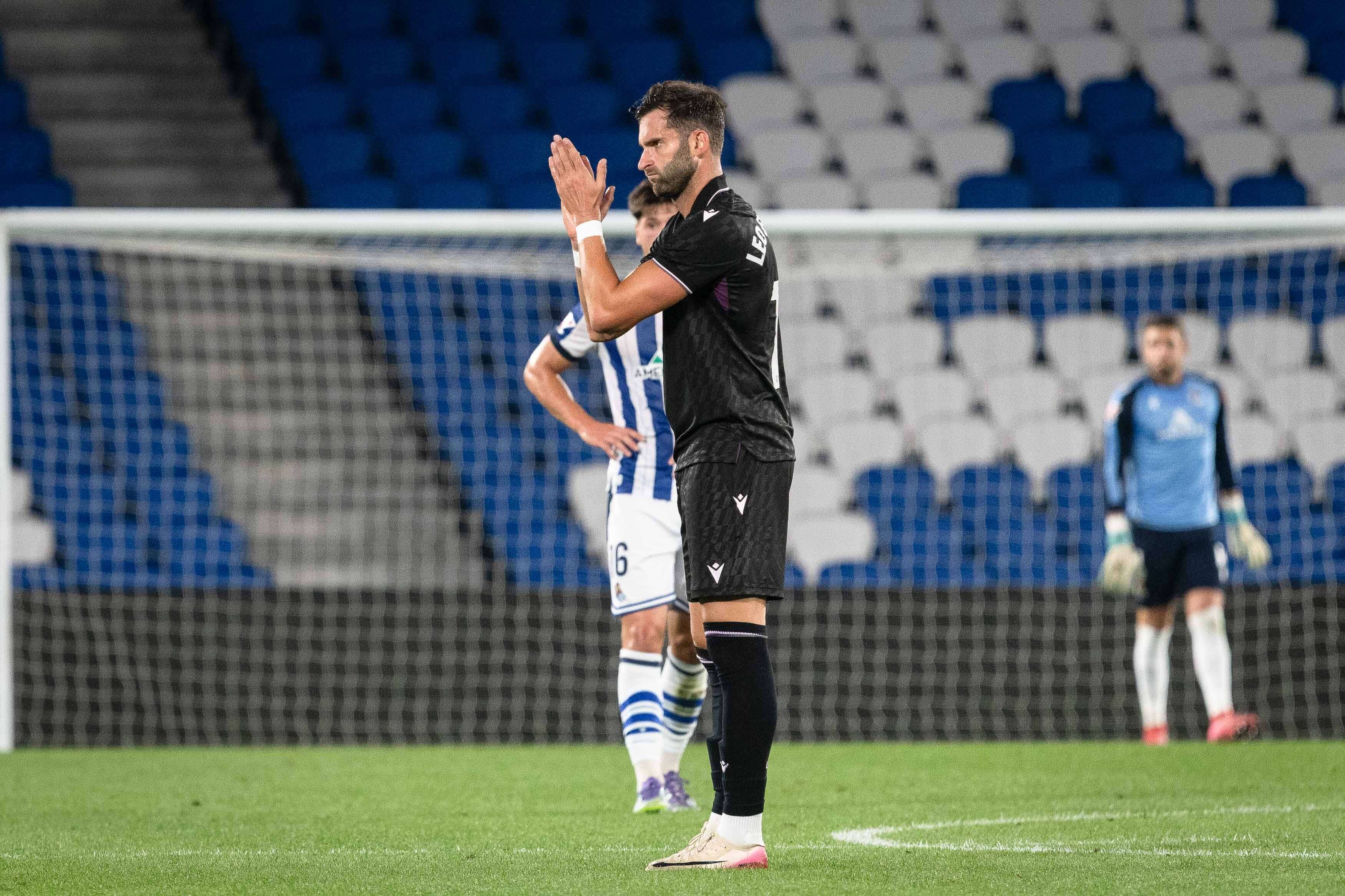 Leo Baptistao aplaude durante el Real Sociedad B-Almería.