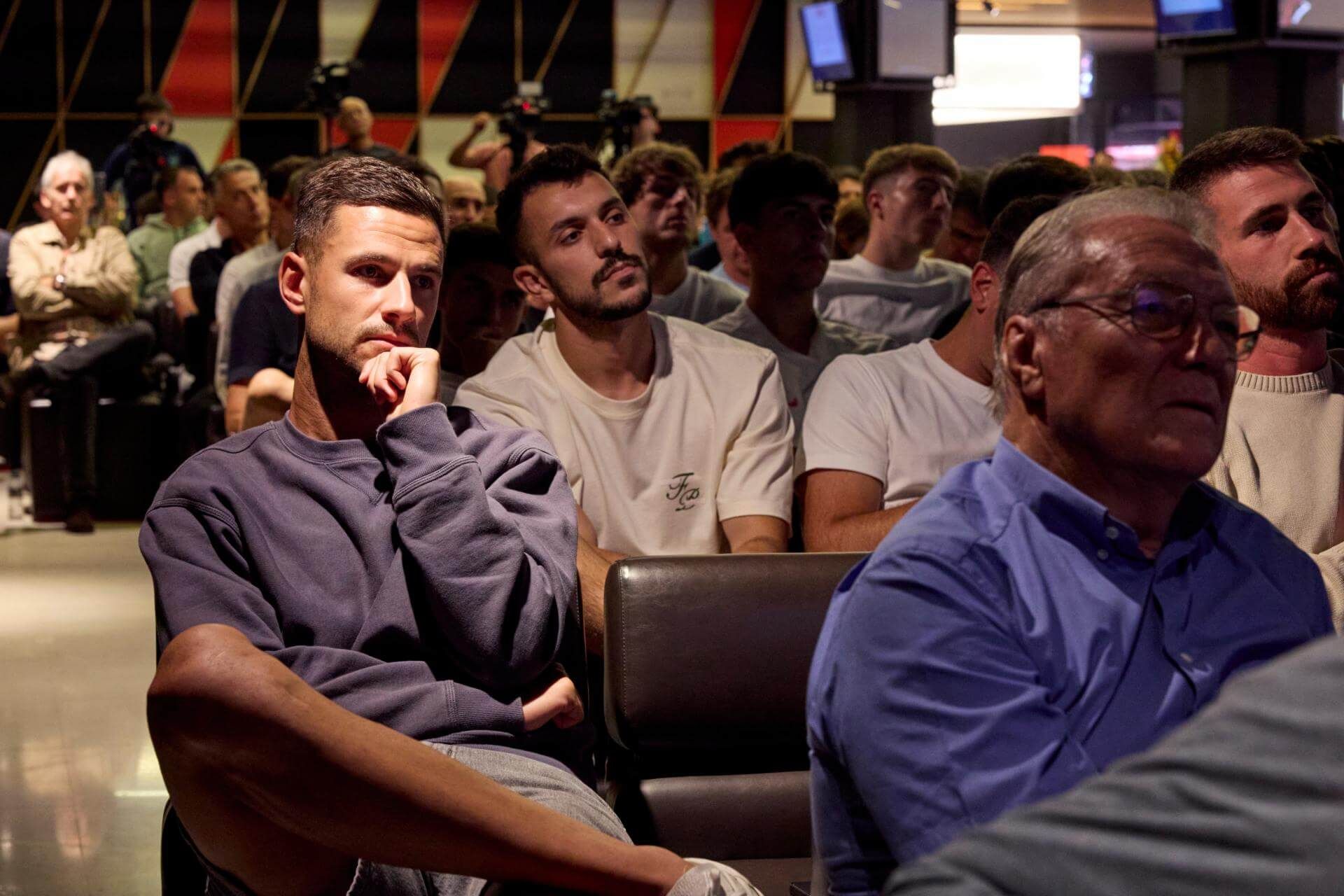  La plantilla asiste al acto de presentación en San Mamés del libro sobre la Gabarra.