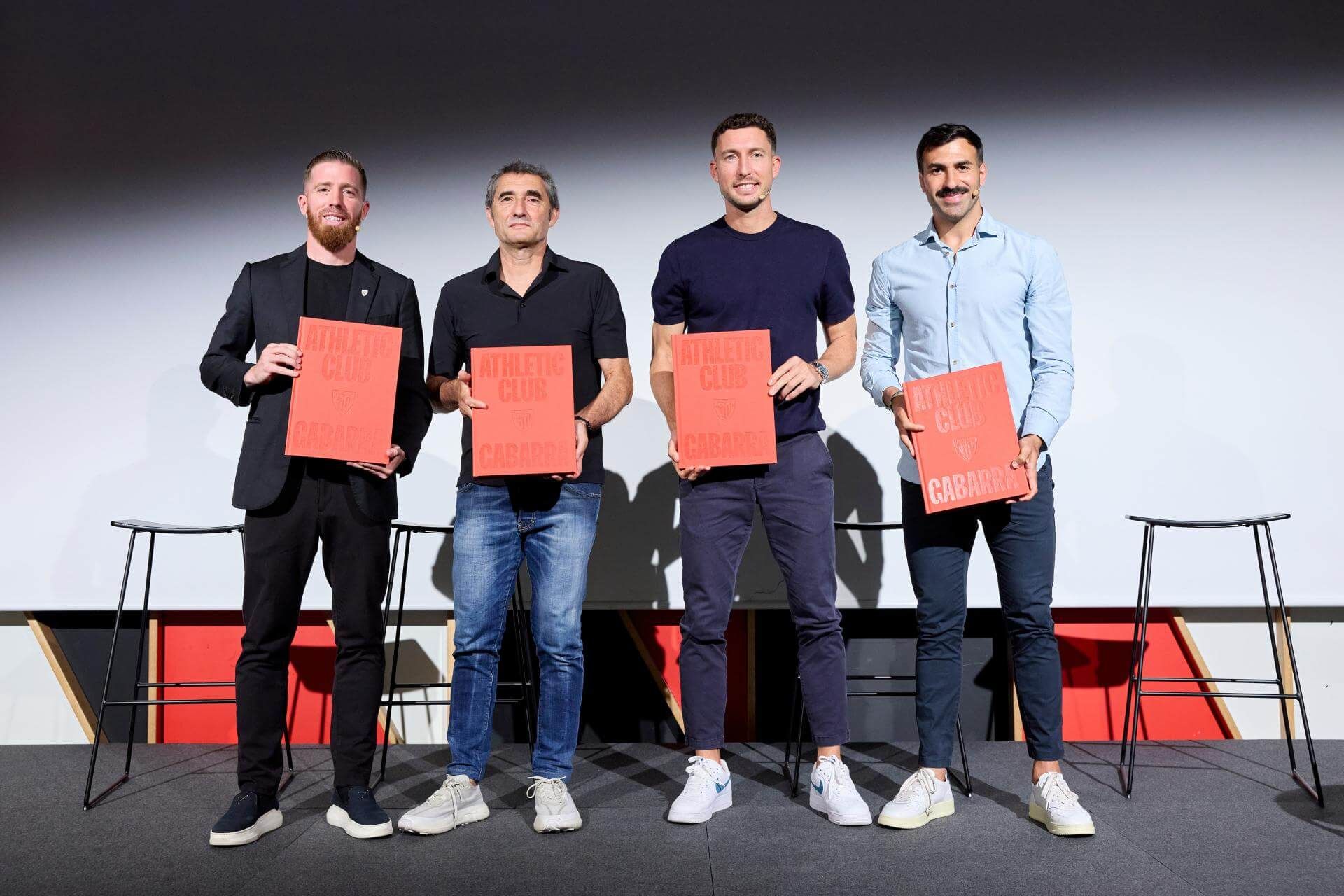  Valverde, Muniain, De Marcos y Balenziaga con el libro sobre la Gabarra.