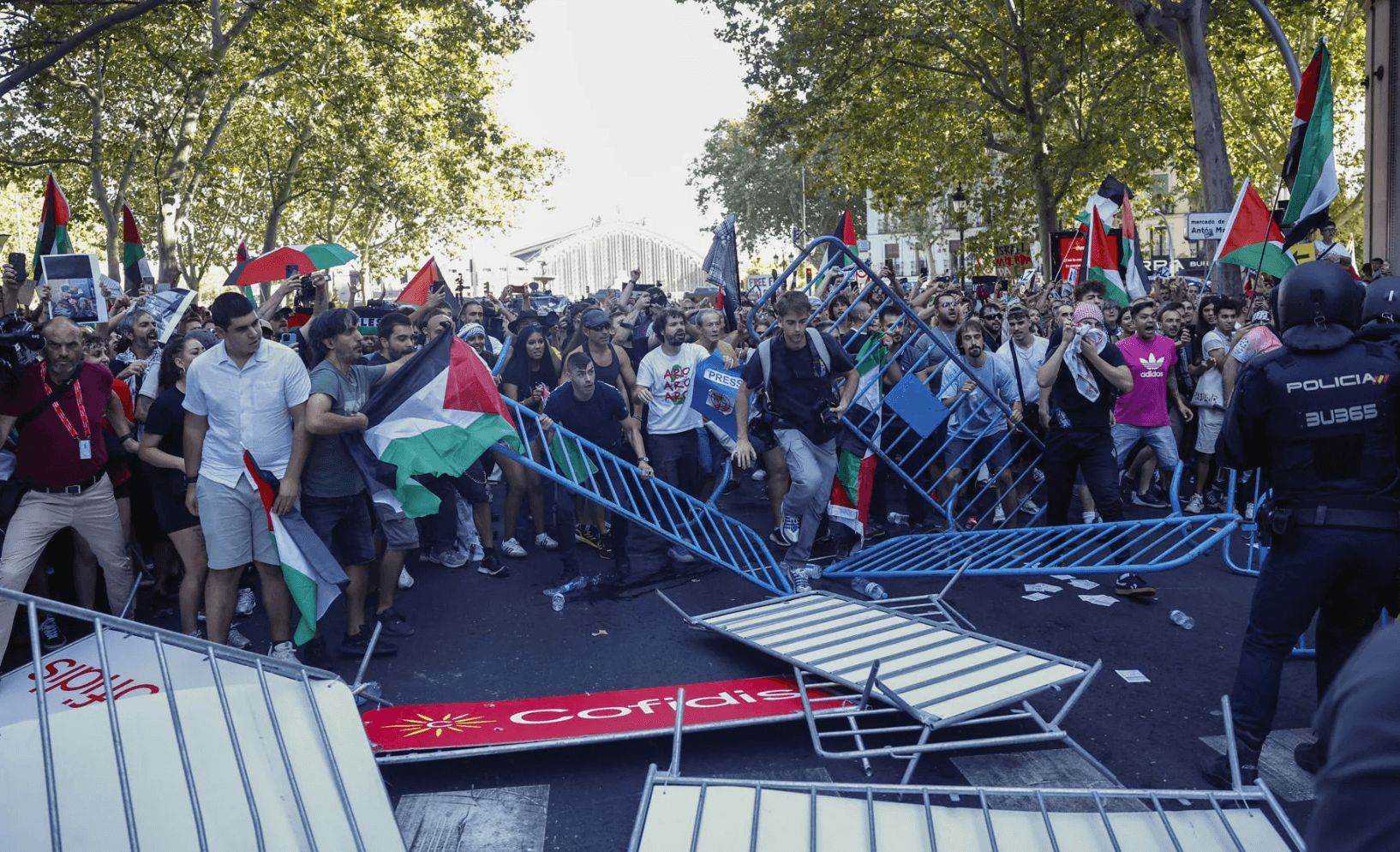 Los manifestantes propalestinos obstruyen el recorrido de los ciclistas en el Paseo del Prado. (Fot