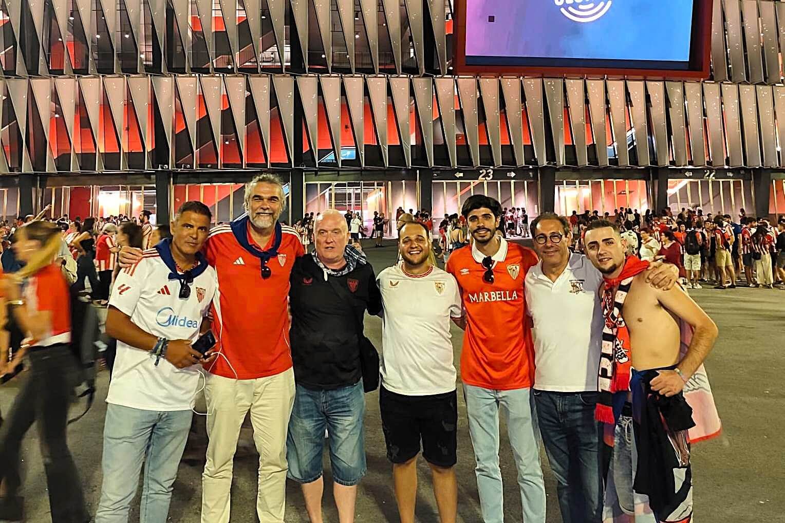 Luisfer García, ante San Mamés junto con sus amigos seguidores del Sevilla FC.