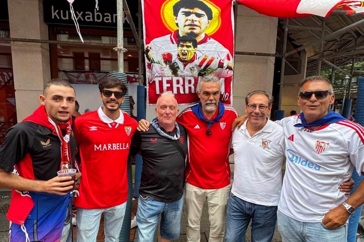 Luisfer García posa en Bilbao junto a sus buenos amigos seguidores del Sevilla FC.