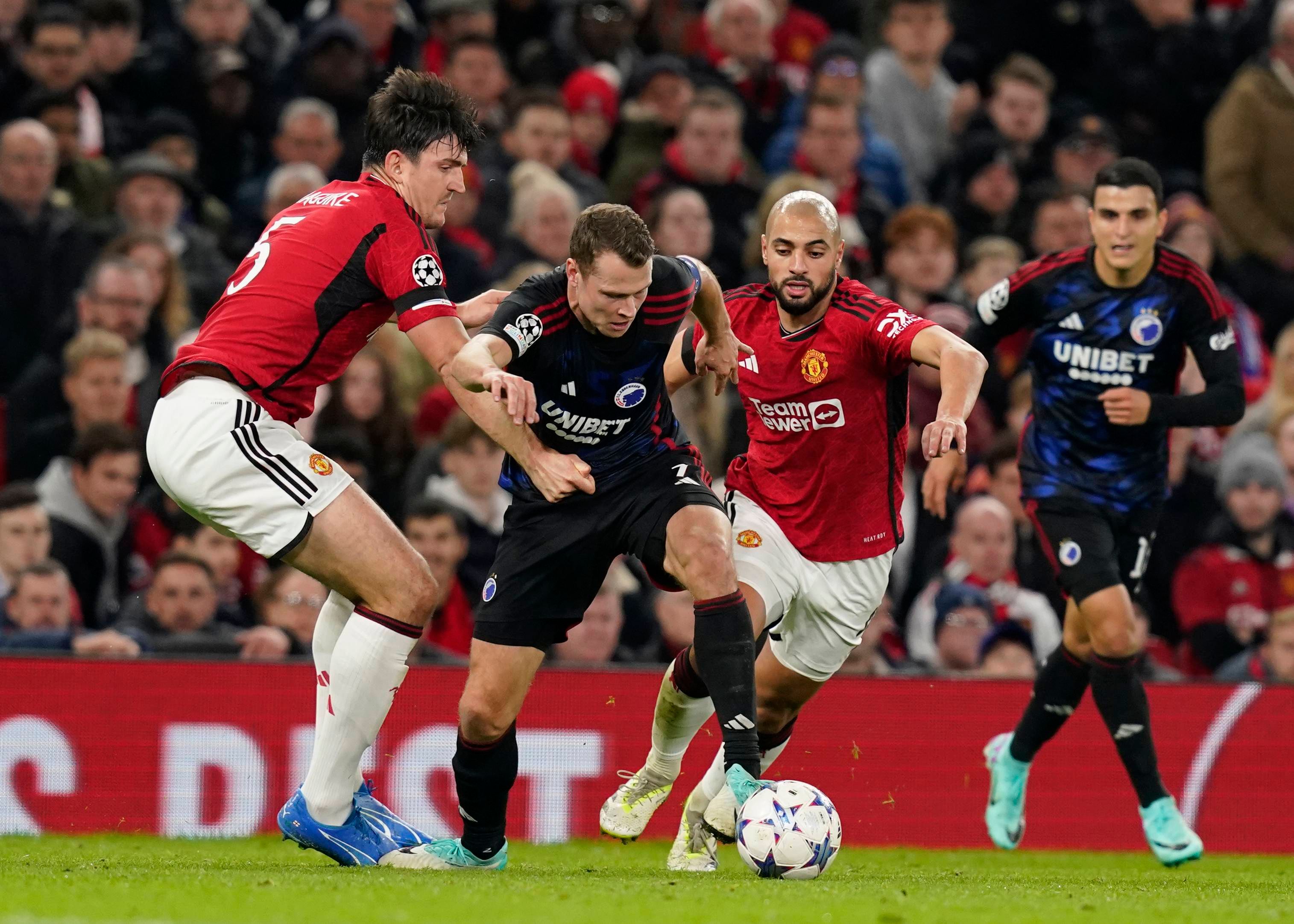  Maguire y Amrabat presionan a Claesson (FOTO: Cordón Press).