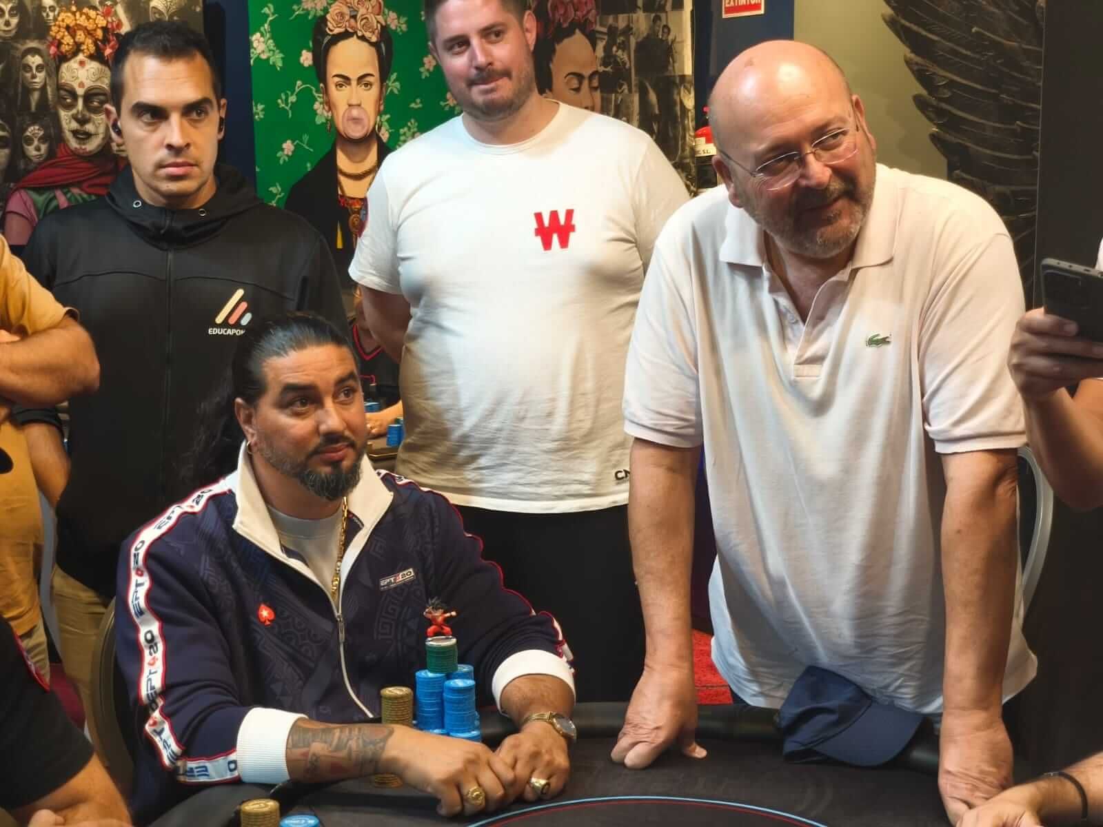 Manuel Ledesma (derecha y de pie) cayó a manos de Ramón Martínez, sentado