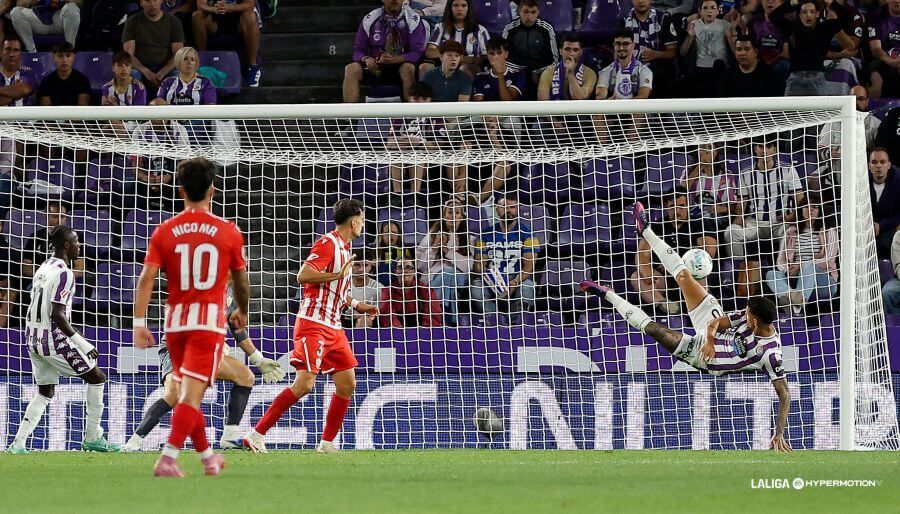  Marcos André anota su gol ante el Almería.