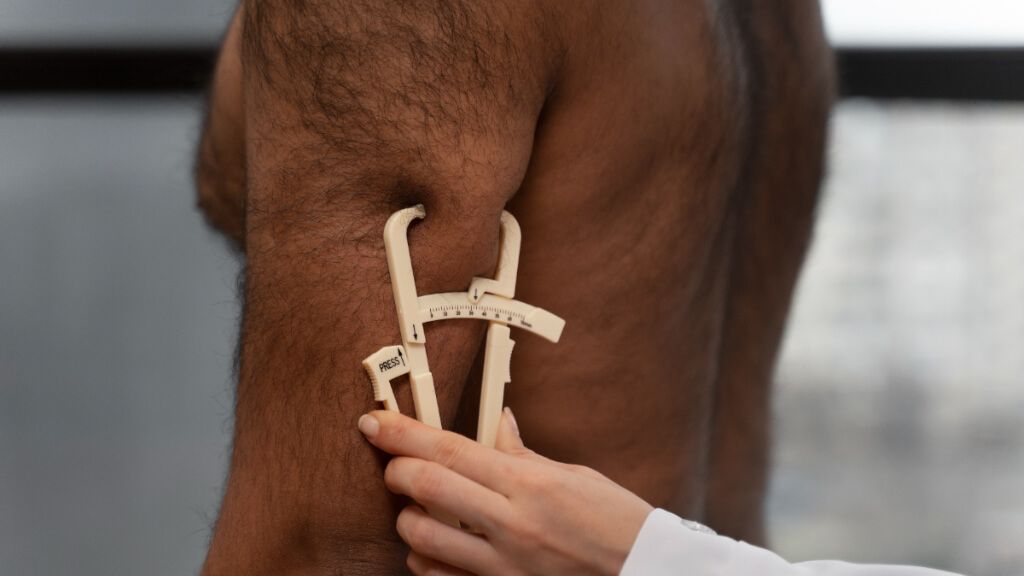  Procedimiento para calcular el porcentaje de grasa corporal con un plicómetro