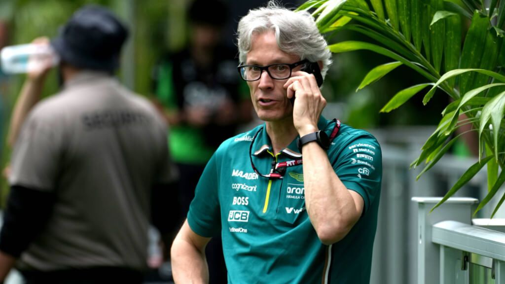  Mike Krack hablando por teléfono en el GP de Miami