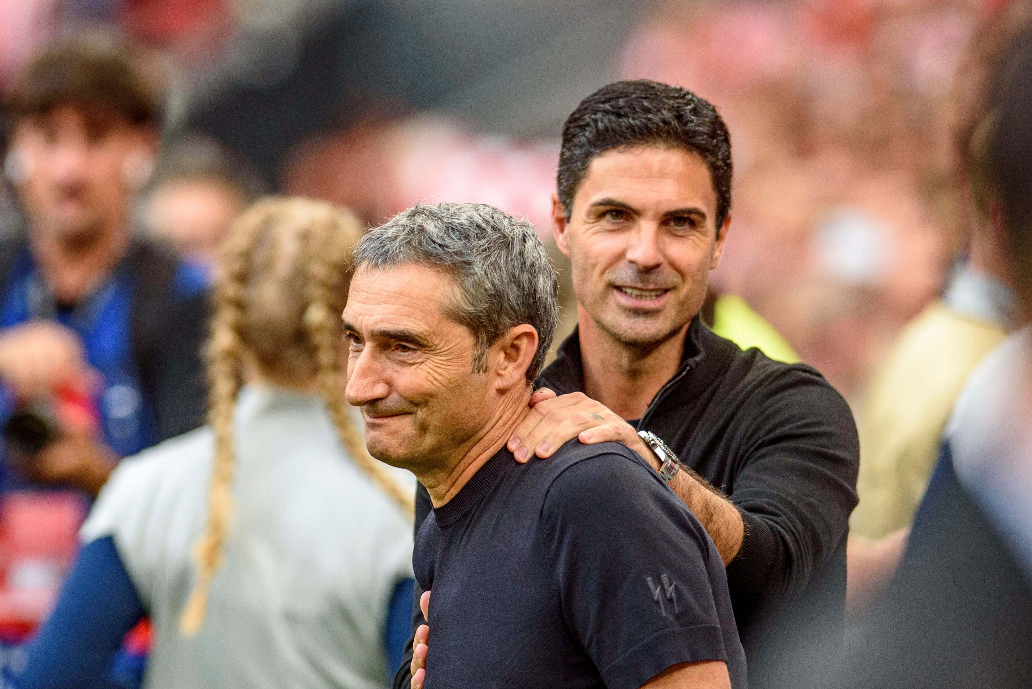  Mikel Arteta y Ernesto Valverde se saludan antes del partido.