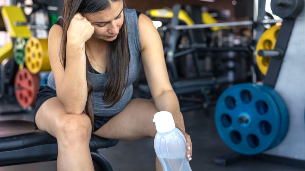  Mujer embarazada sentada en una máquina del gimnasio