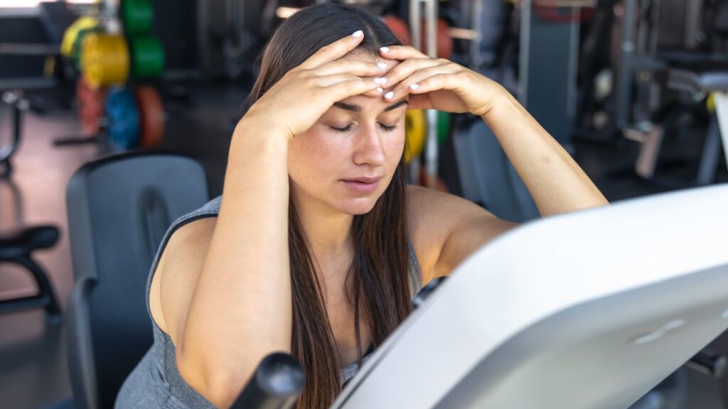  Mujer mareada en el gimnasio