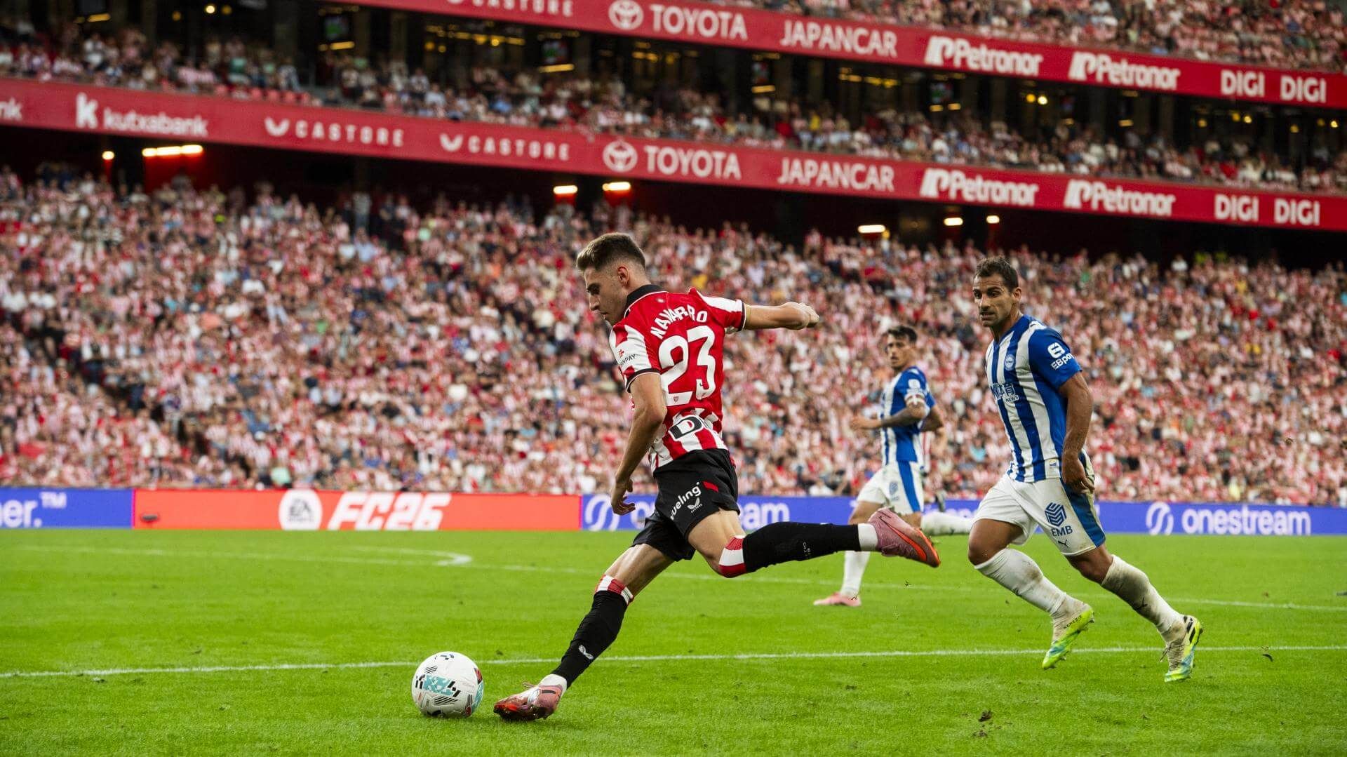  Robert Navarro ante el Alavés en San Mamés.