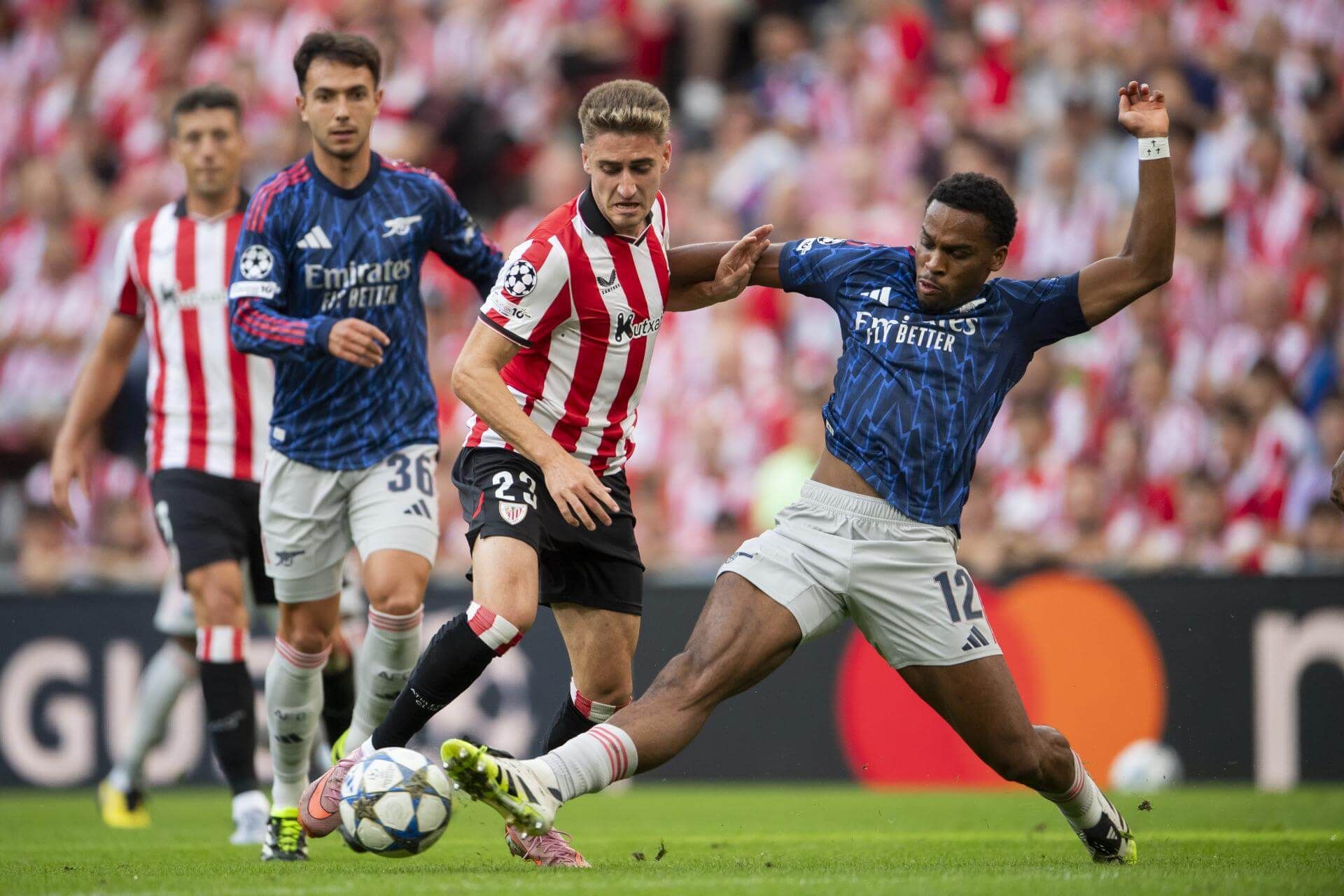 Robert Navarro la pelea ante el Arsenal en Champions en San Mamés.