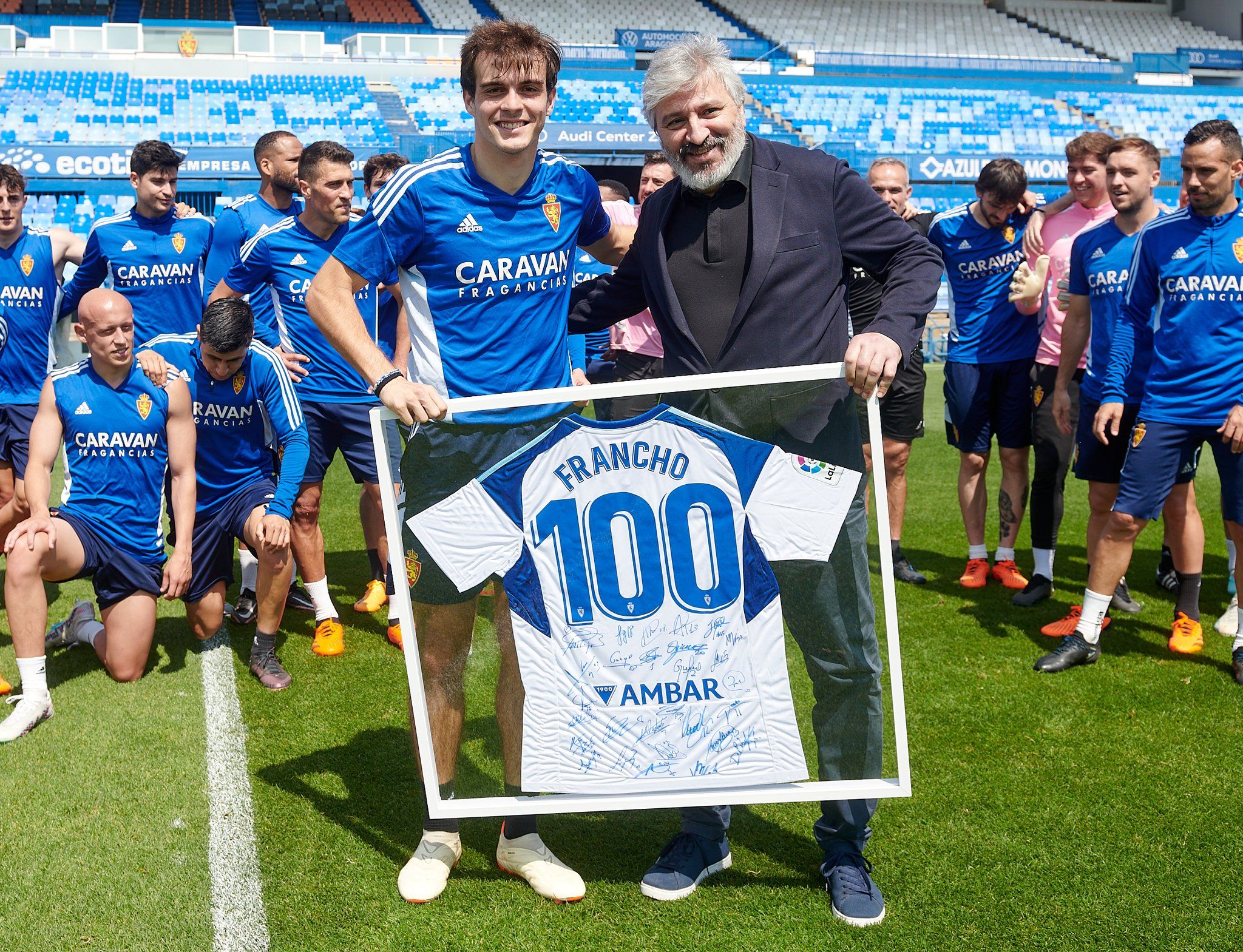 Nayim entrega una camiseta a Francho por sus 100 partidos.