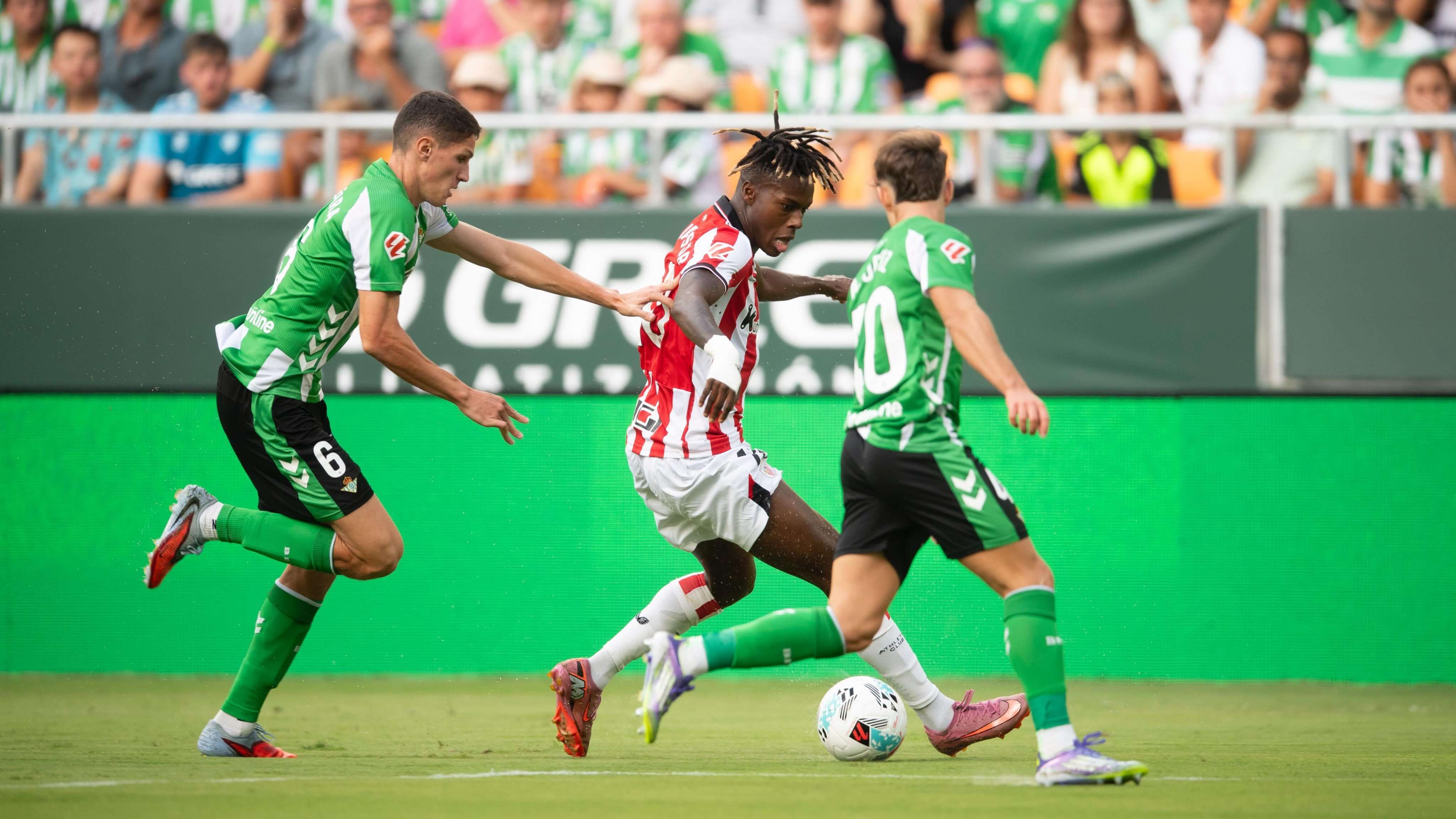 Nico Williams, en acción ante dos defensas del Betis en La Cartuja.