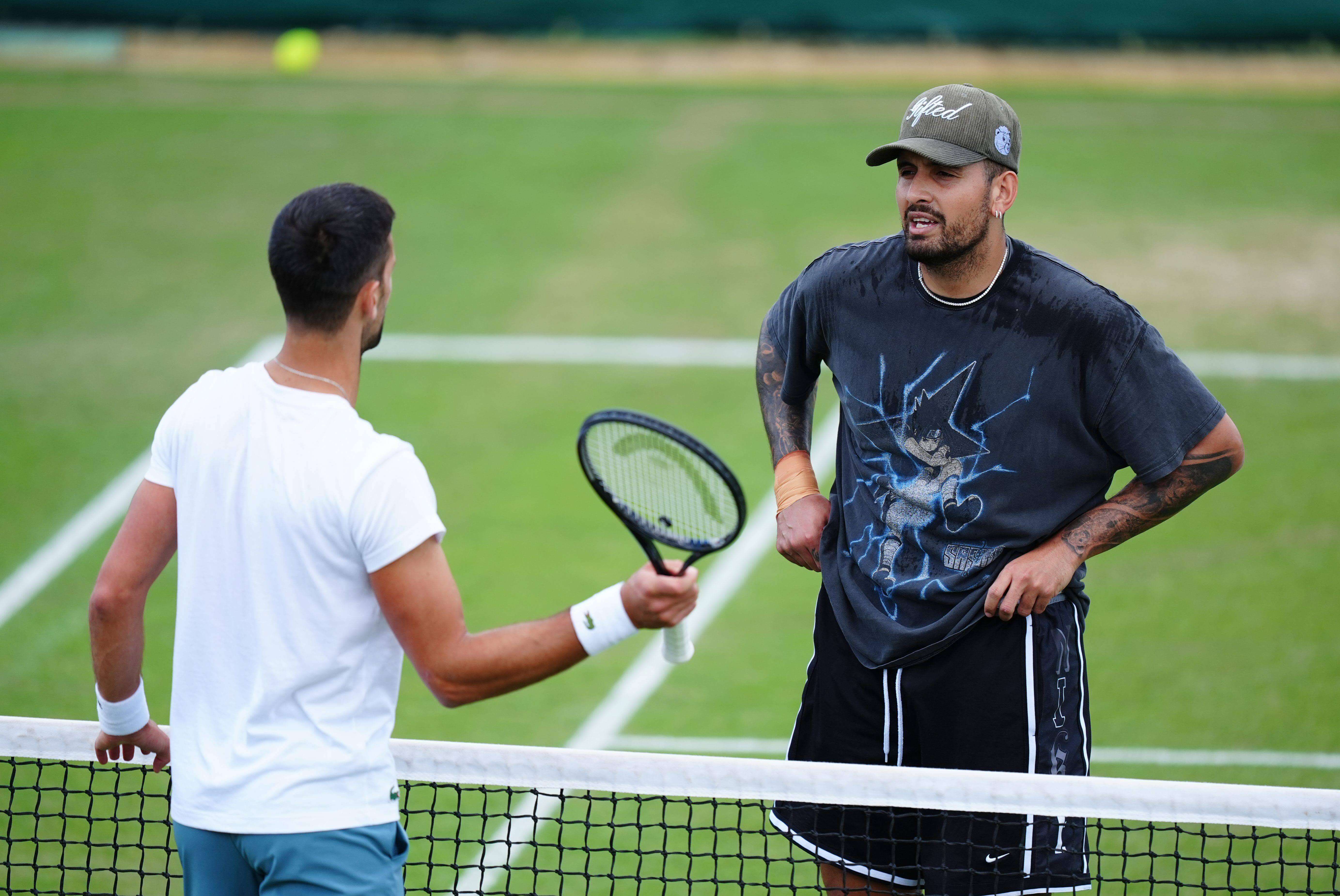  Novak Djokovic y Nick Kyrgios charlan en un entrenamiento.