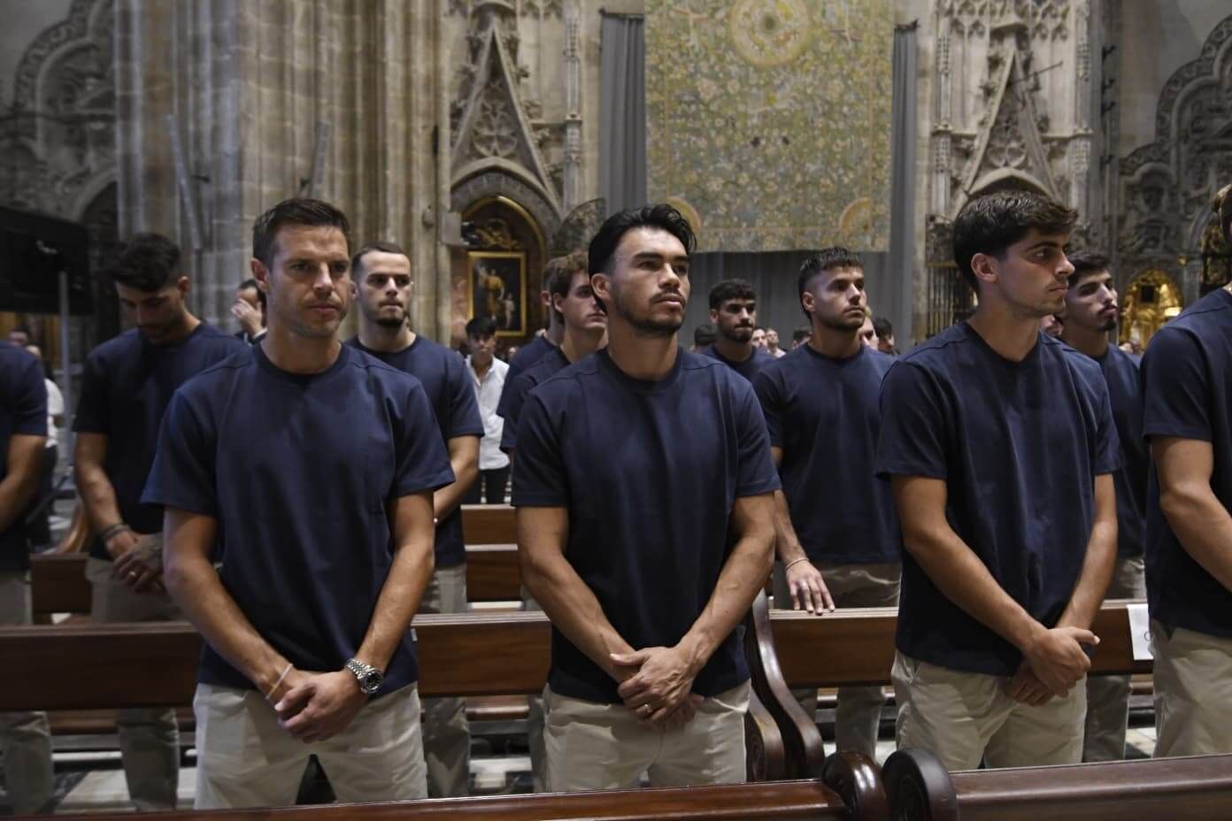 Azpilicueta, Suazo y Juanlu, en la ofrenda a la Virgen de los Reyes.