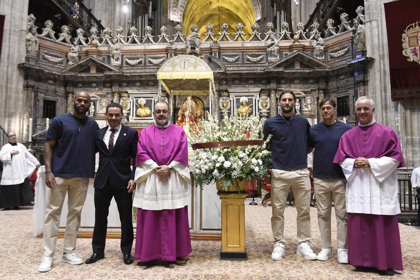  Marcao y Almeyda, en la ofrenda floral a la Virgen de los Reyes.