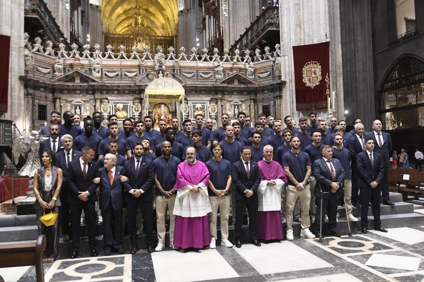 El Sevilla, en la ofrenda floral a la Virgen de los Reyes.