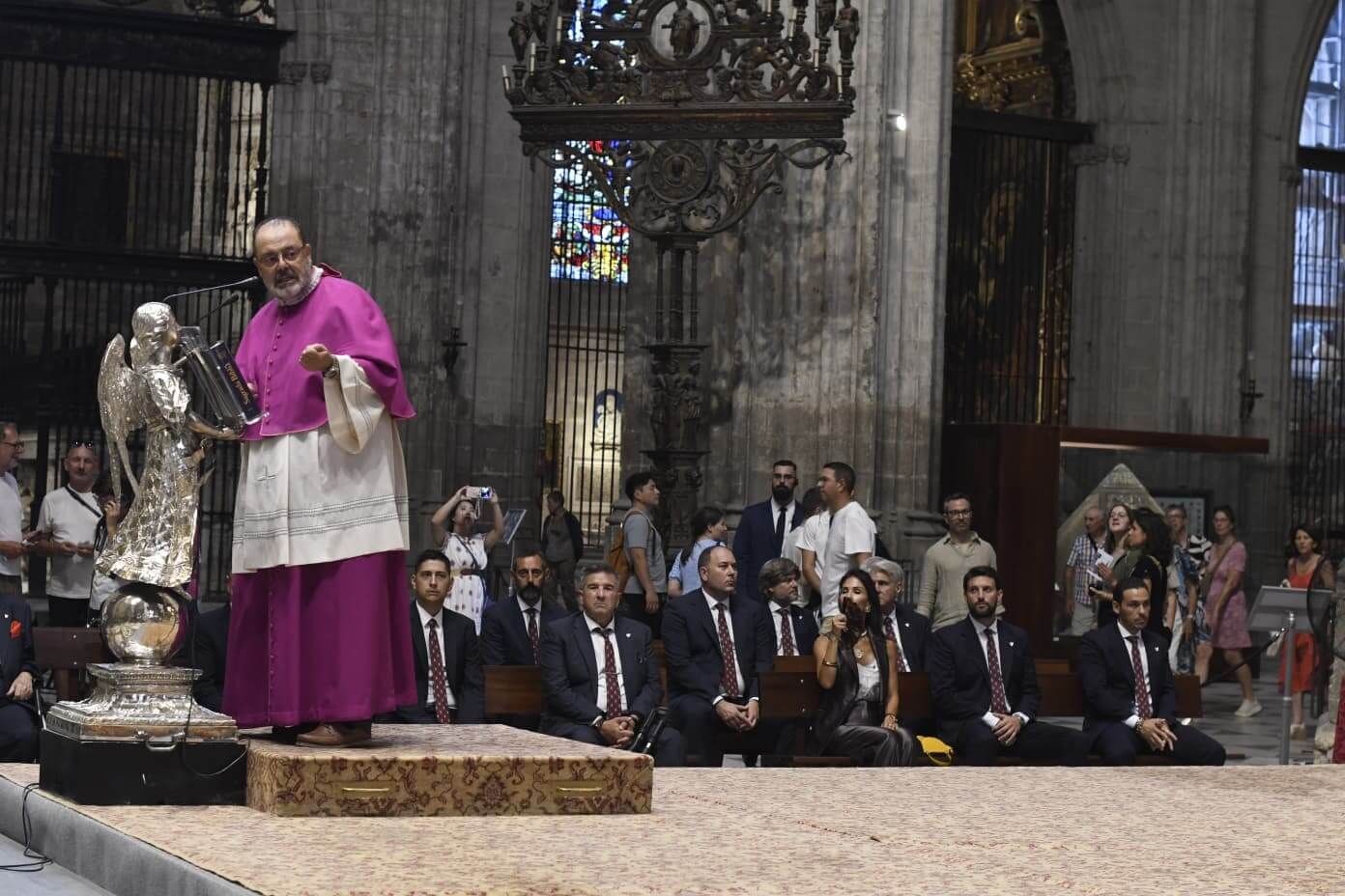 El consejo del Sevilla, en la ofrenda floral a la Virgen de los Reyes.