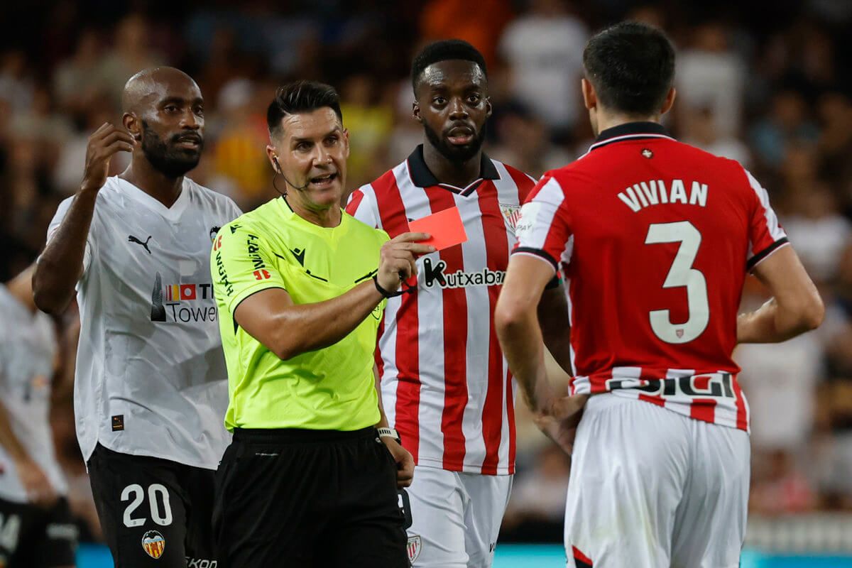  Ortiz Arias expulsa a Dani Vivian en el Valencia-Athletic.