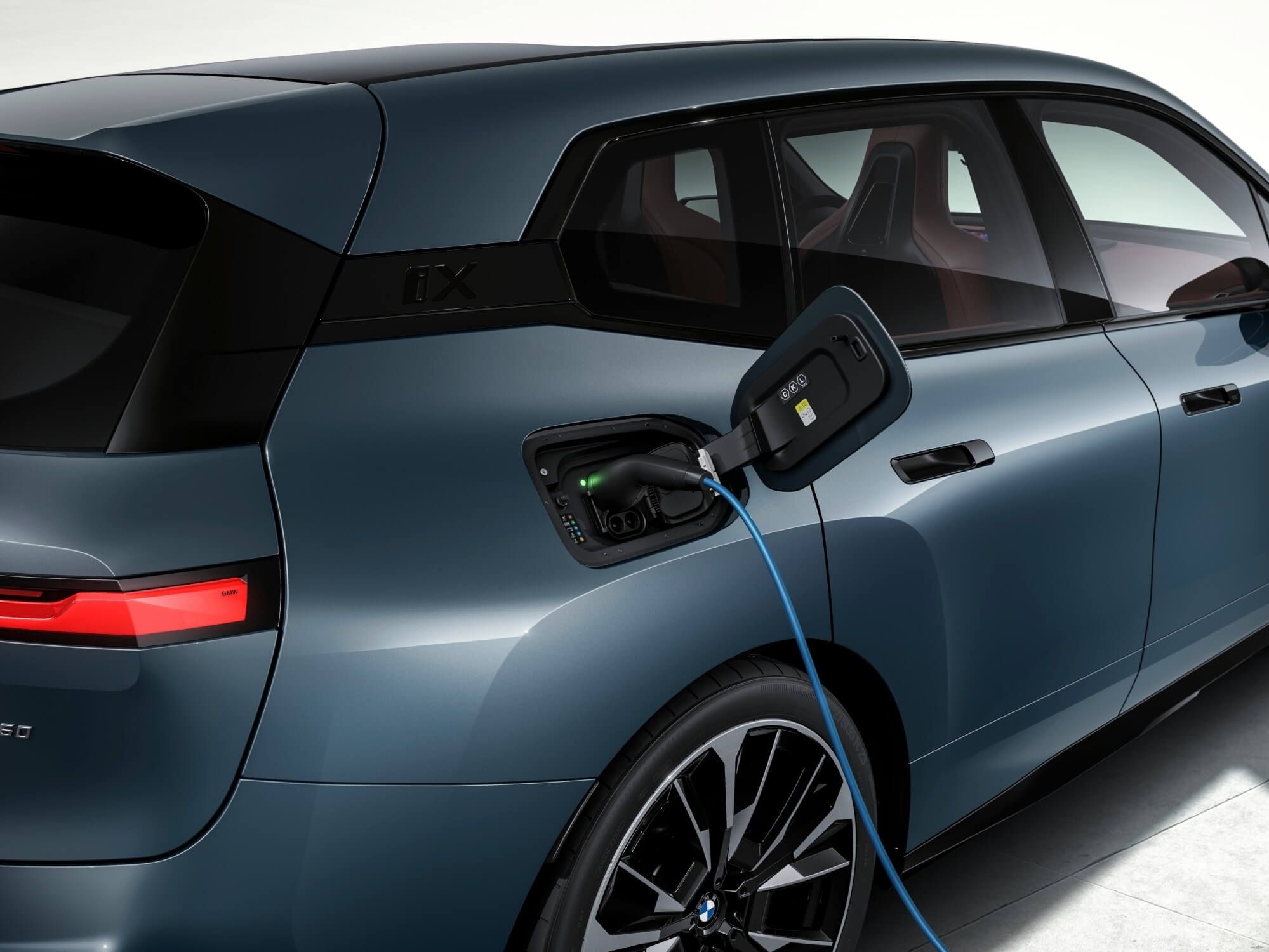 El nuevo BMW iX con un cargador eléctrico.