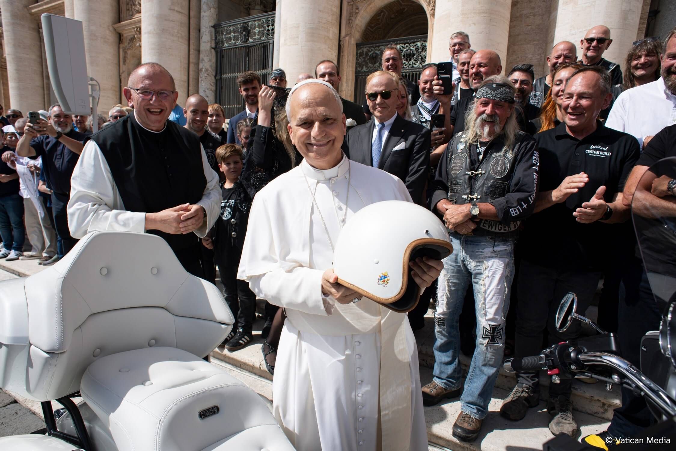 El Papa León XIV, con la BMW R 18 Transcontinenta.