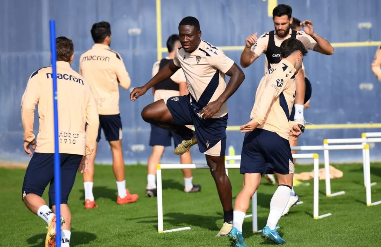 Paco Mwepu, en un entrenamiento del Cádiz (Foto: CCF).