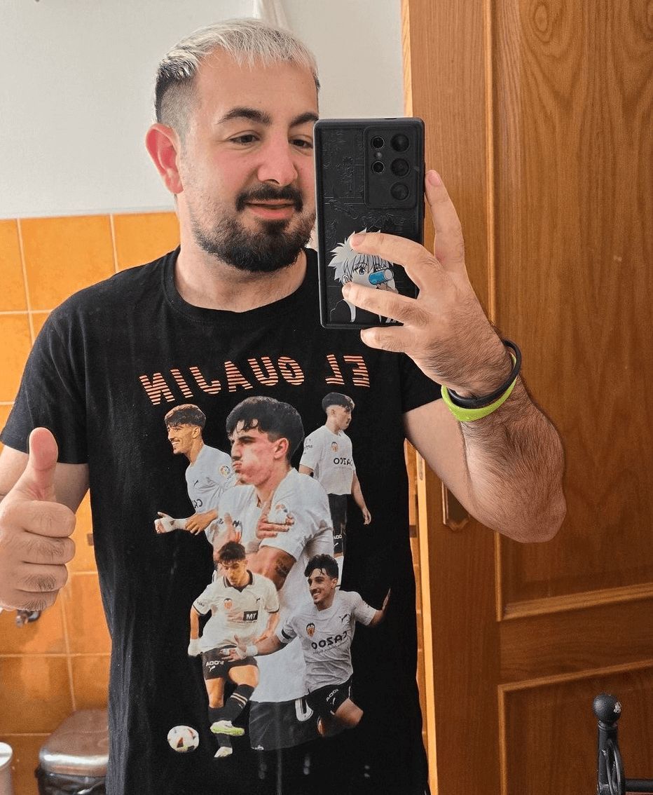  Papi Gavi con una camiseta de Diego López
