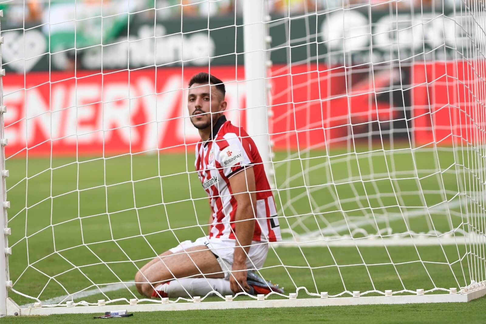  Aitor Paredes descansa bajo palos ante el Betis en La Cartuja.