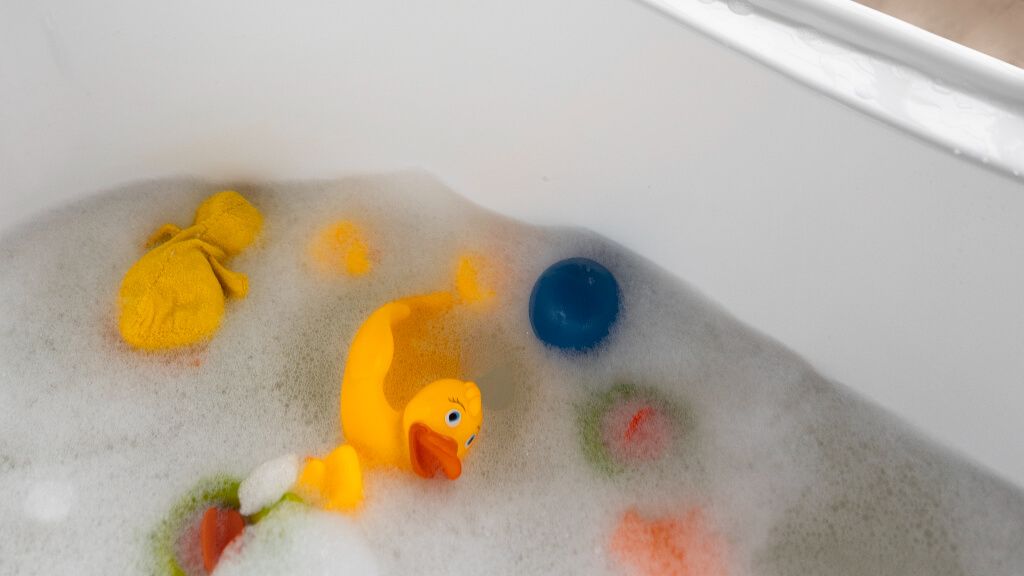  Pato de goma y otros juguetes metidos en la bañera