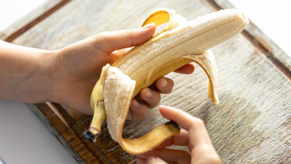  Imagen de archivo de persona pelando un plátano