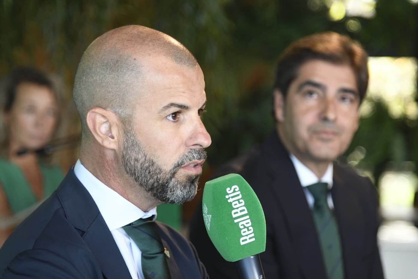  Ángel Haro y Manu Fajardo, en la presentación de Amrabat.