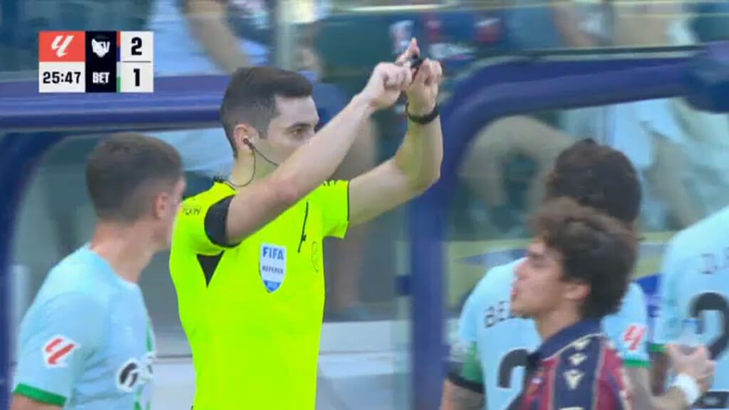  Muñiz Ruiz, anulando el gol de Altimira en el Levante - Betis.