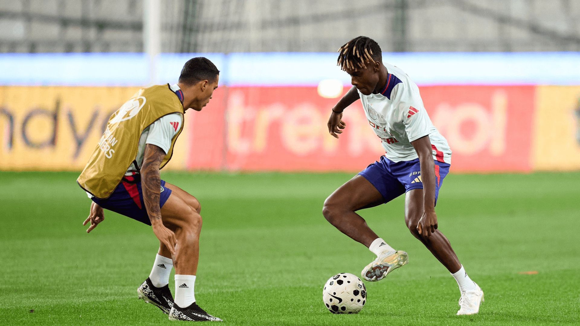 Nico Williams, ante Pedro Porro en un entrenamiento de España.