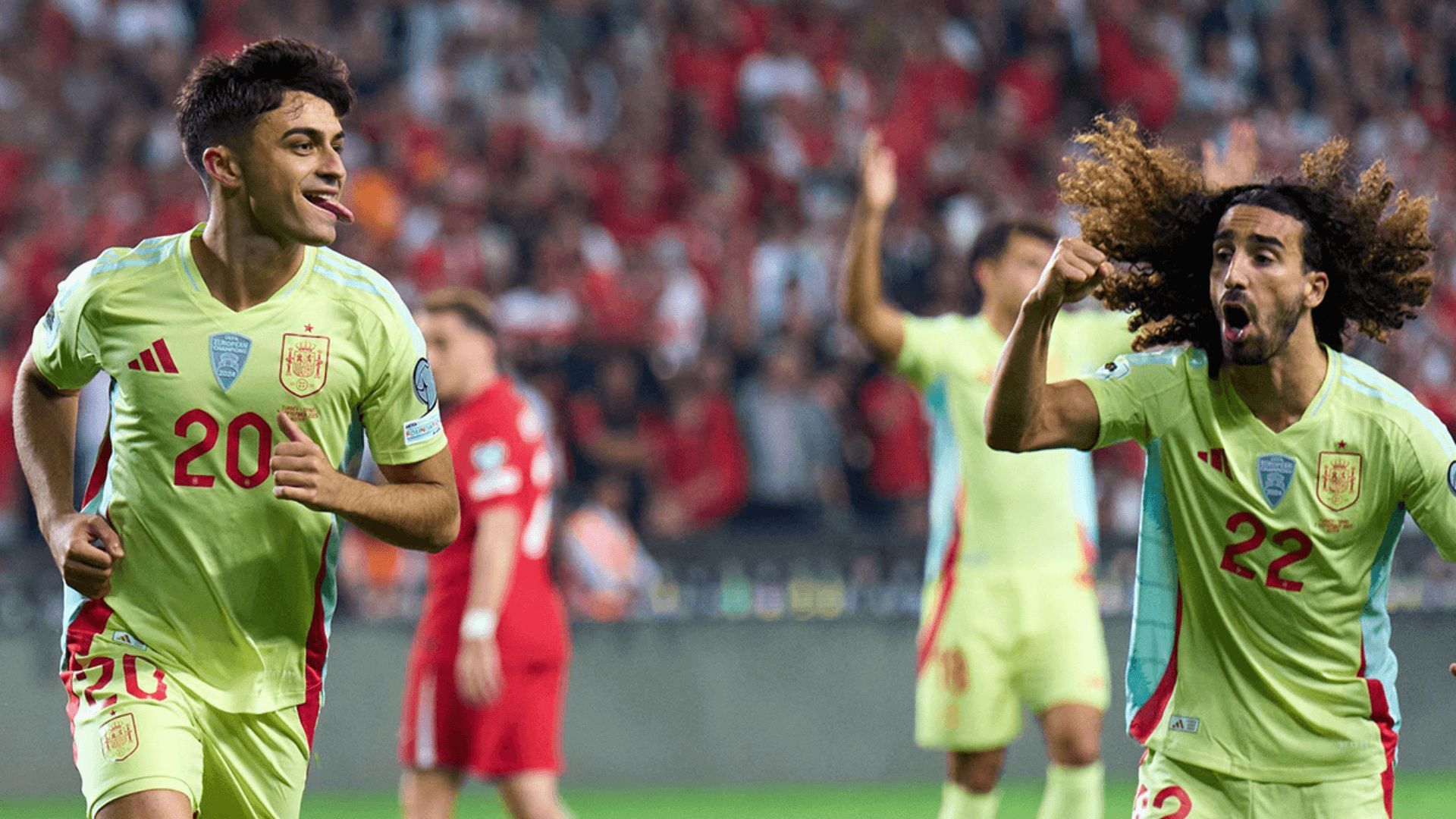  Pedri y Cucurella celebran un gol en el Turquía-España.