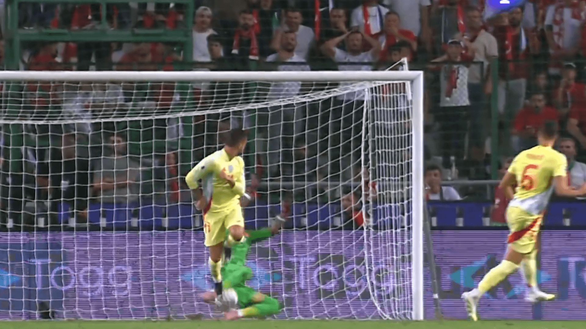  Ferran Torres tocó la pelota en el gol de Mikel Merino.