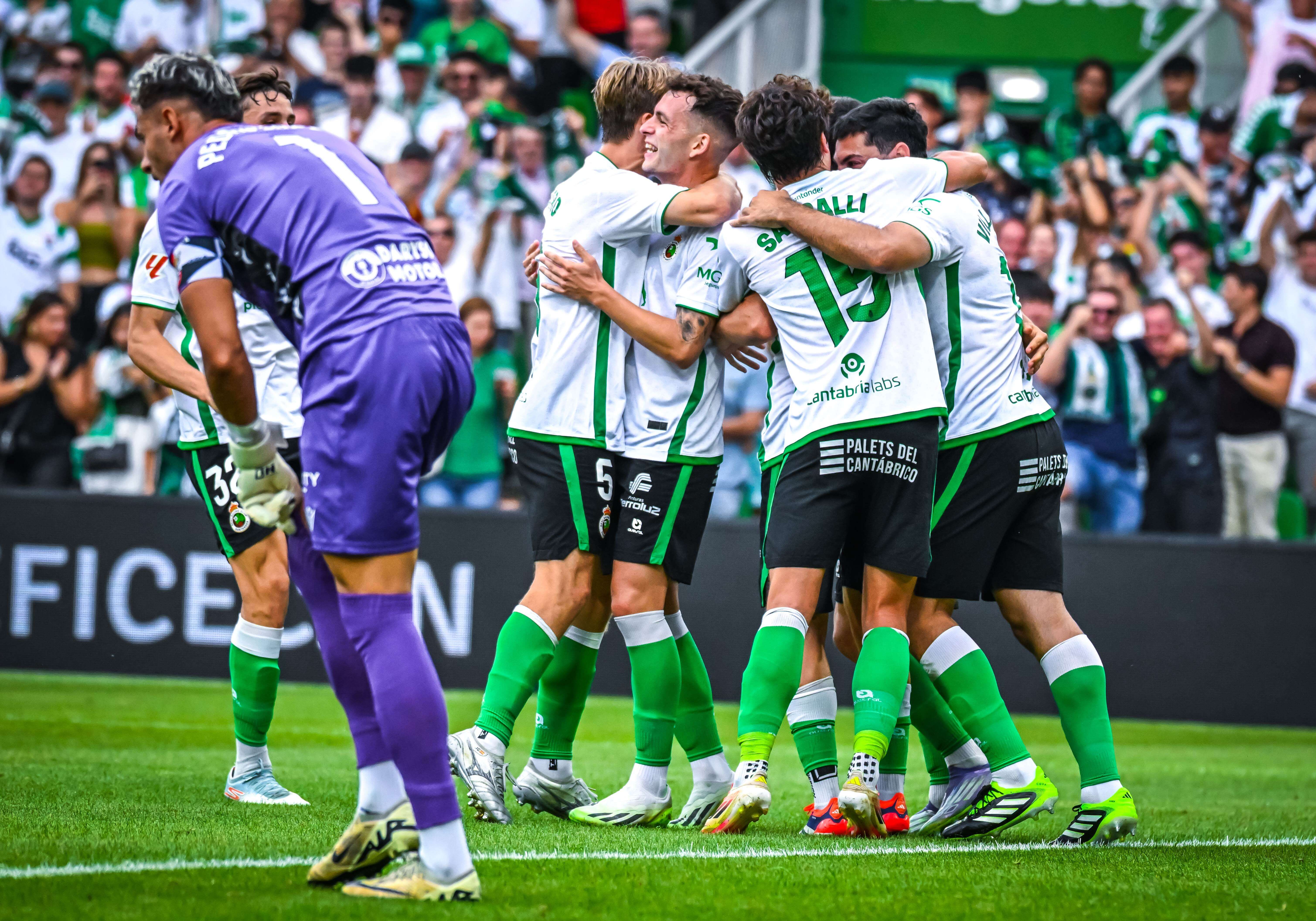 Los jugadores del Racing celebran un gol de Íñigo Vicente al Ceuta (Foto: LALIGA).