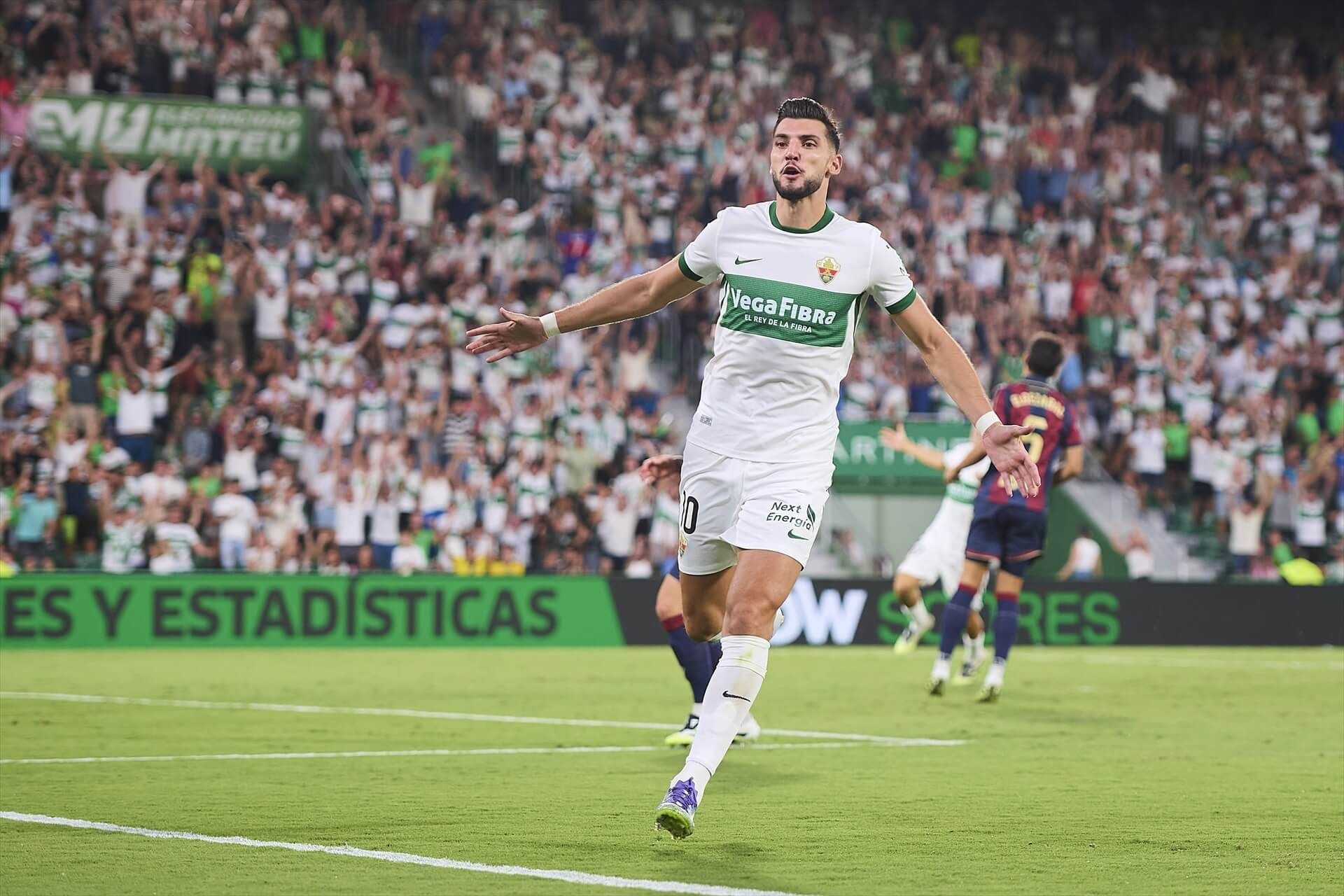  Rafa Mir celebra su gol en el Elche-Levante.