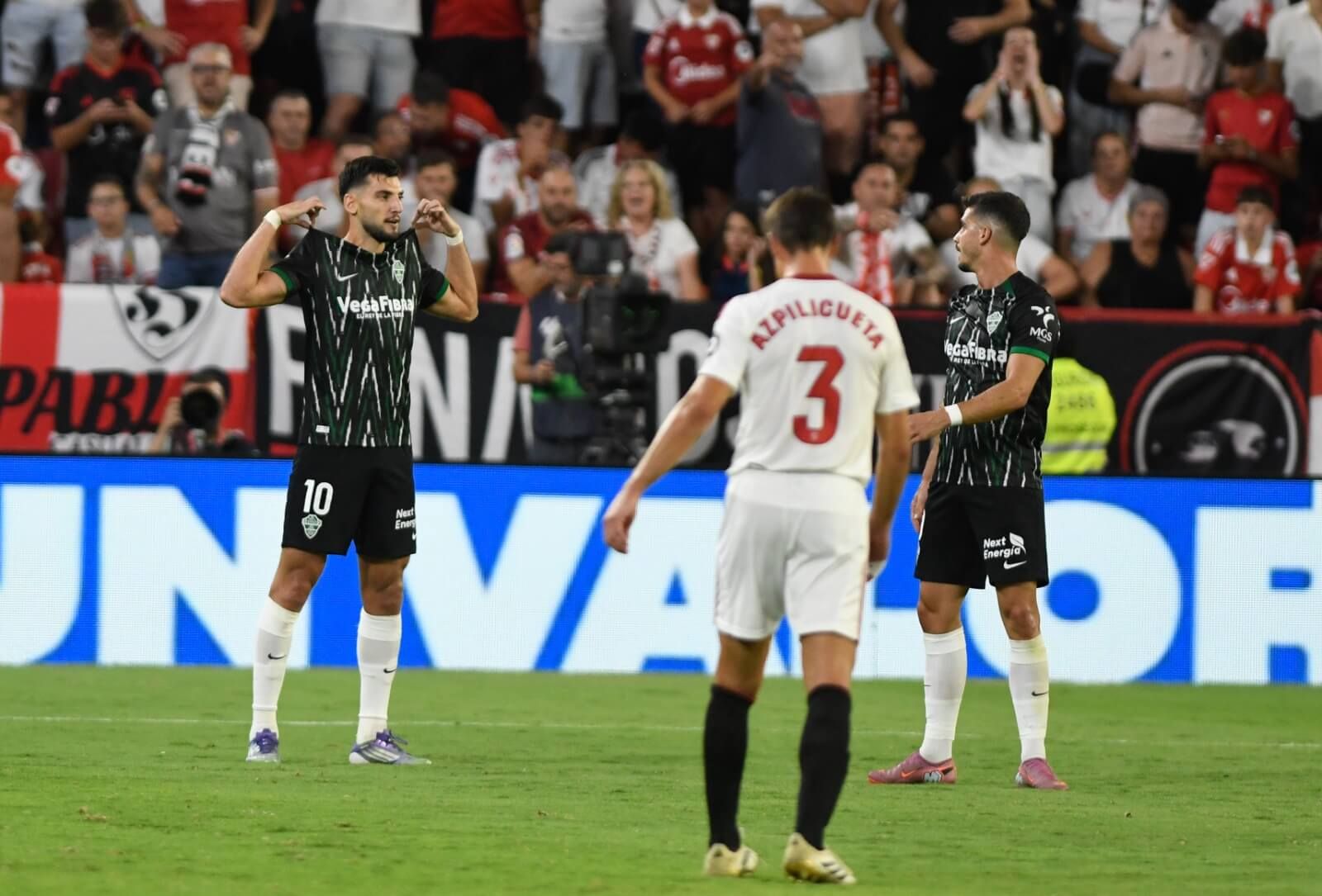  Rafa Mir celebra su gol al Sevilla.