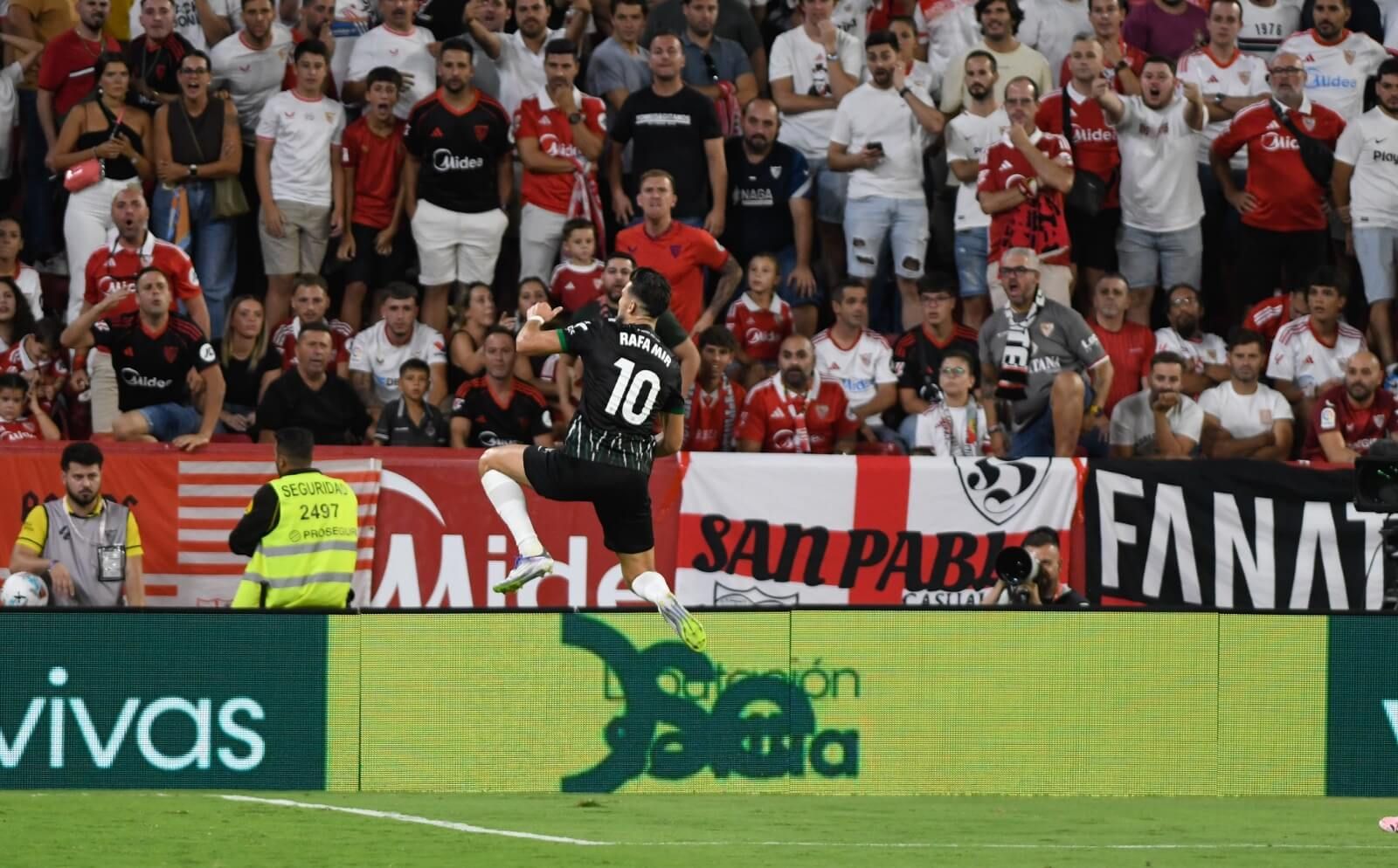  Rafa Mir celebra su gol al Sevilla.