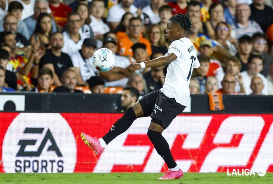  Largie Ramazani debuta en Mestalla con una asistencia a Hugo Duro