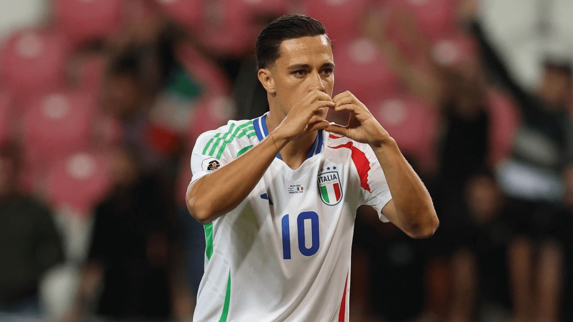  Raspadori celebra un gol en el Israel-Italia.