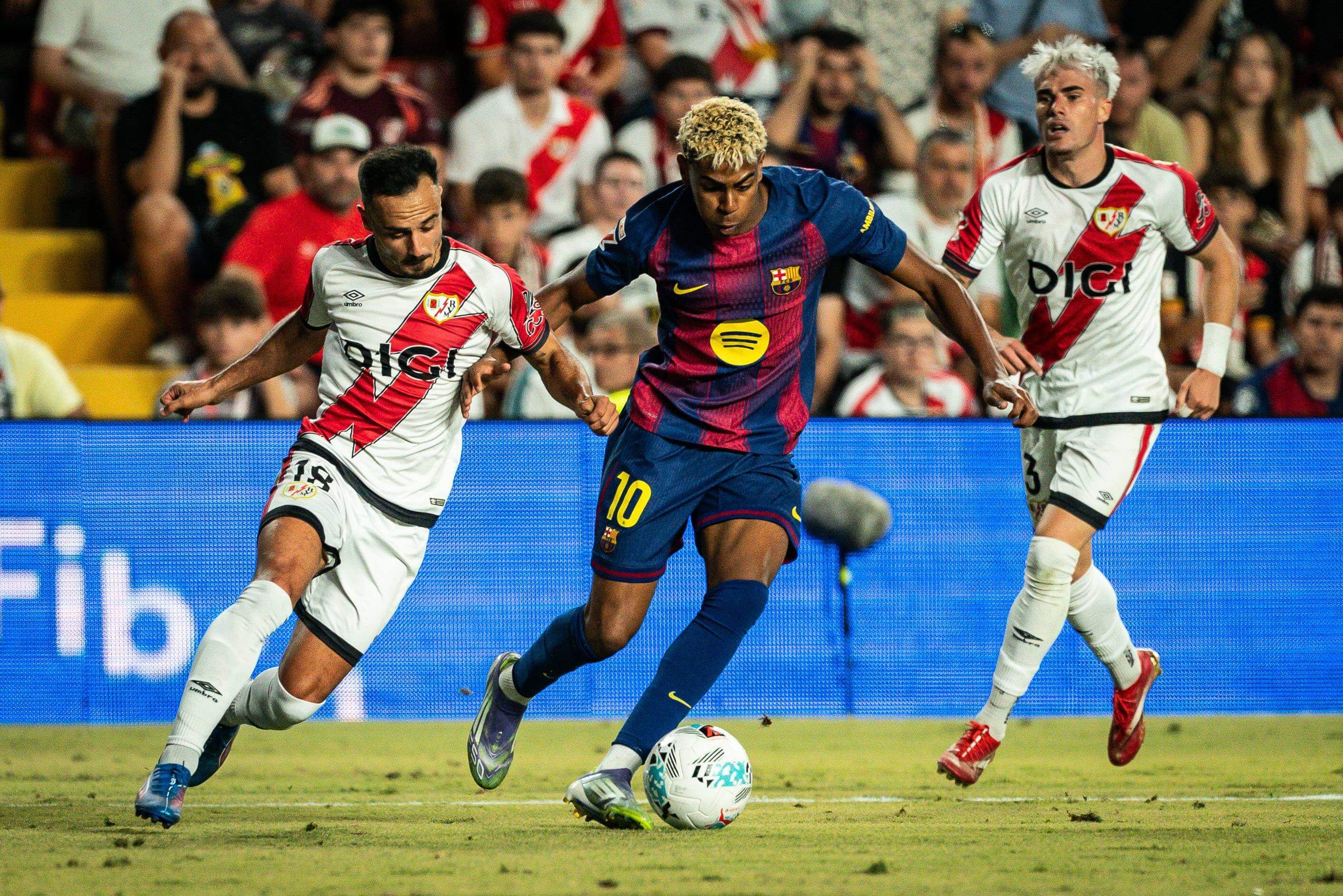 Álvaro García y Lamine Yamal pelean un balón en el Rayo-Barcelona (Foto: Cordon Press).