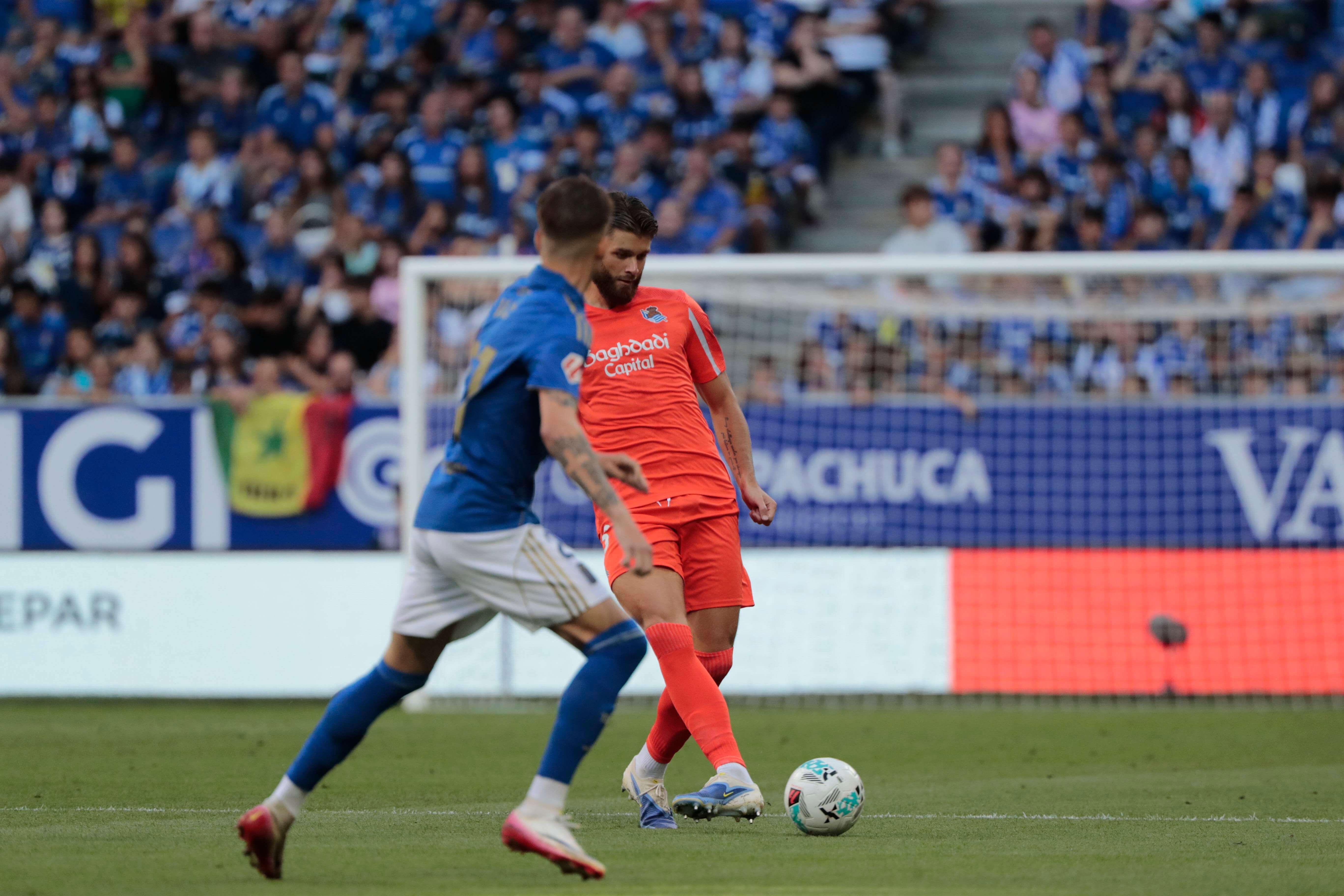  Duje Caleta-Car da un pase en el Oviedo-Real Sociedad.