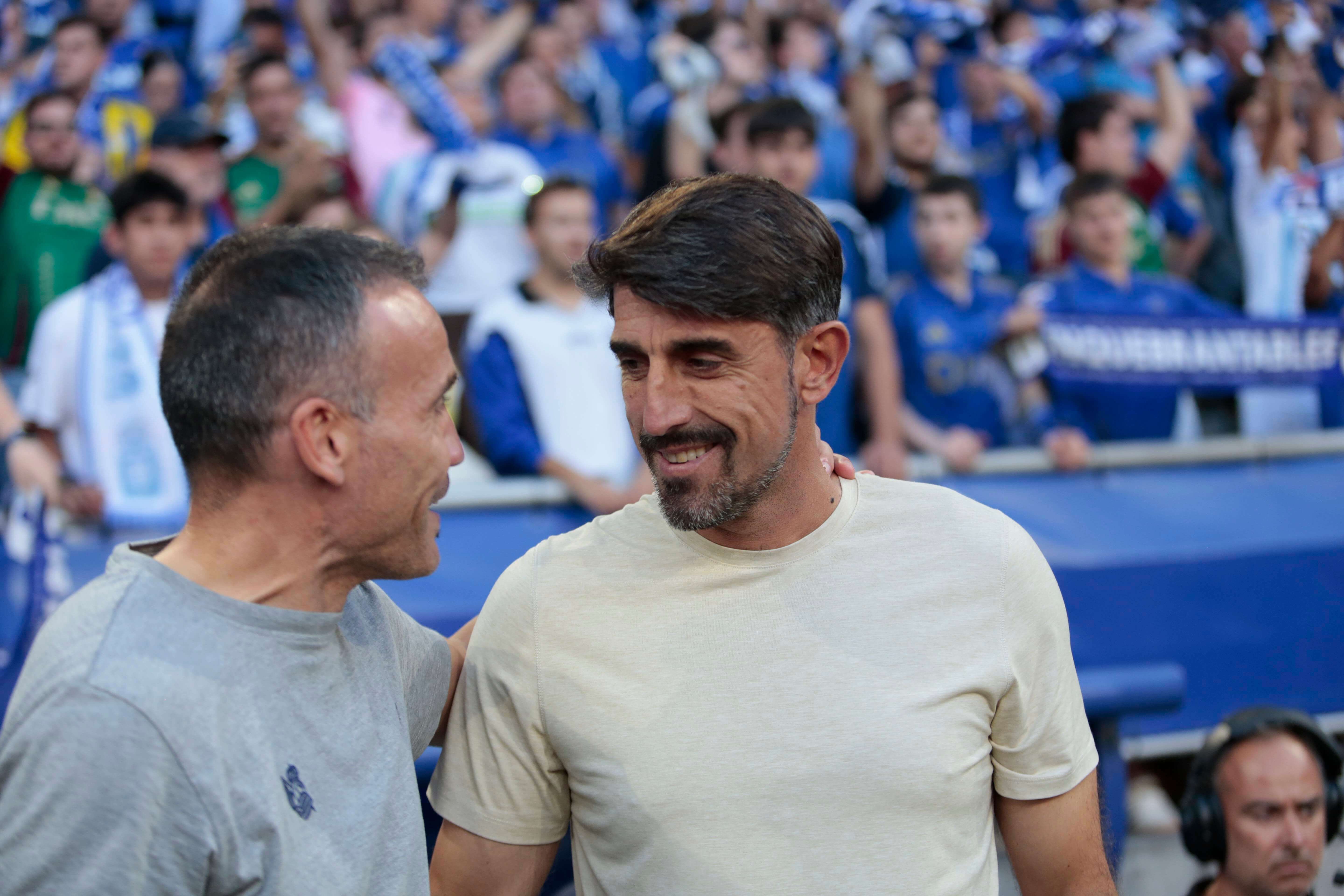  Veljko Paunovic saluda a Sergio Francisco en el Oviedo-Real Sociedad.
