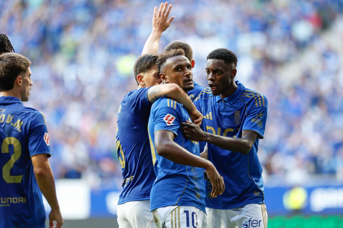  Hassan, abrazado por sus compañeros en el Oviedo-Real Sociedad.