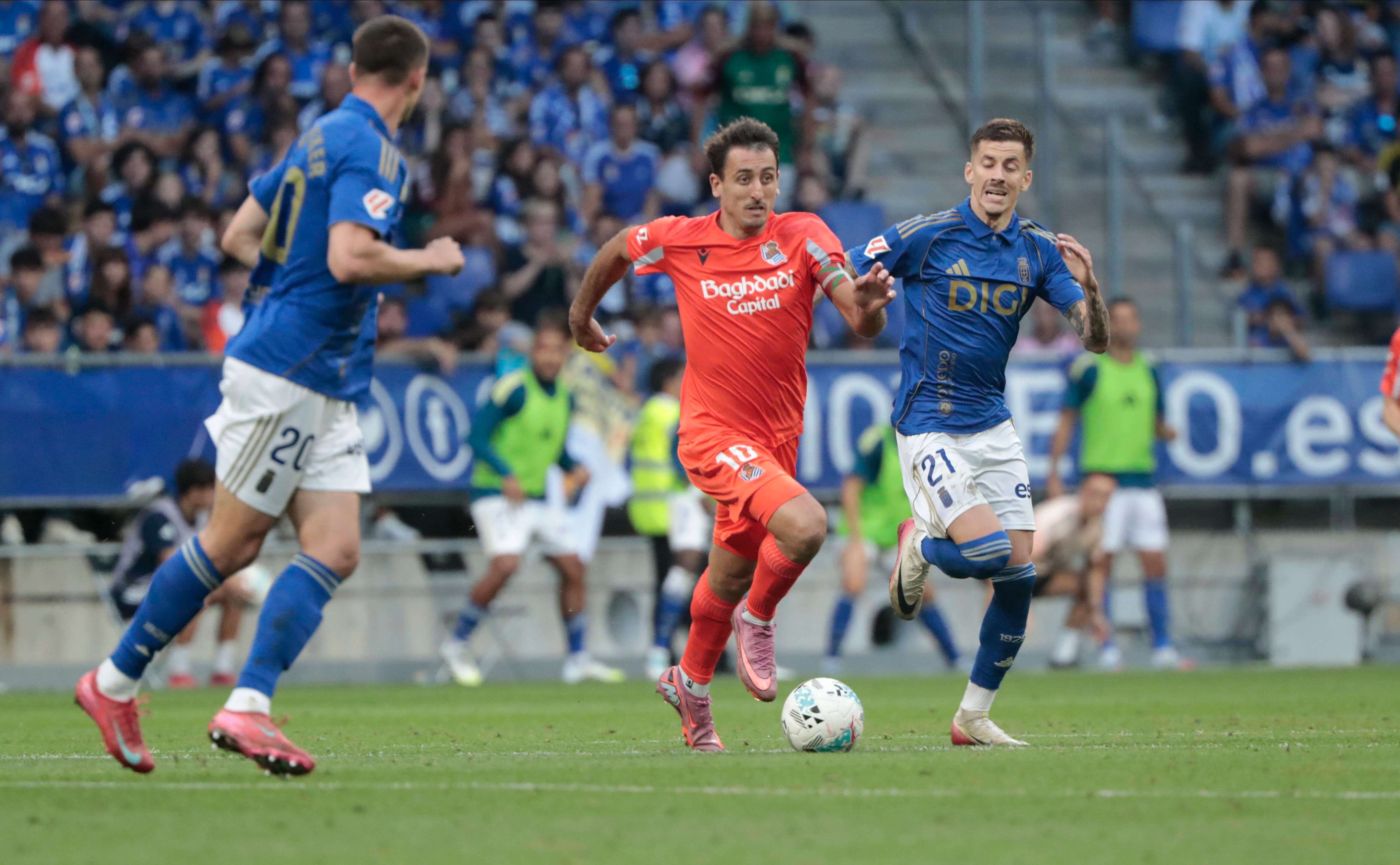 Mikel Oyarzabal corre con el balón en el Oviedo-Real Sociedad (Foto: Cordon Press).